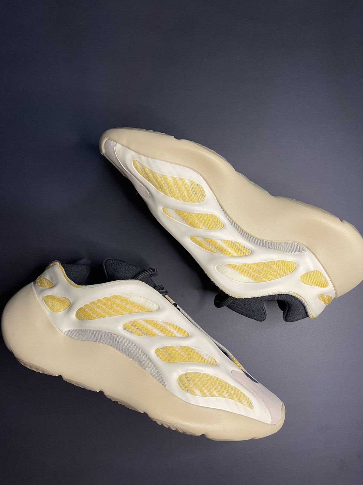 Yeezy Yeezy 700 V3 Safflower Size 10m Pre-owned (No Box) Size US 10 / EU 43 - 1 Thumbnail
