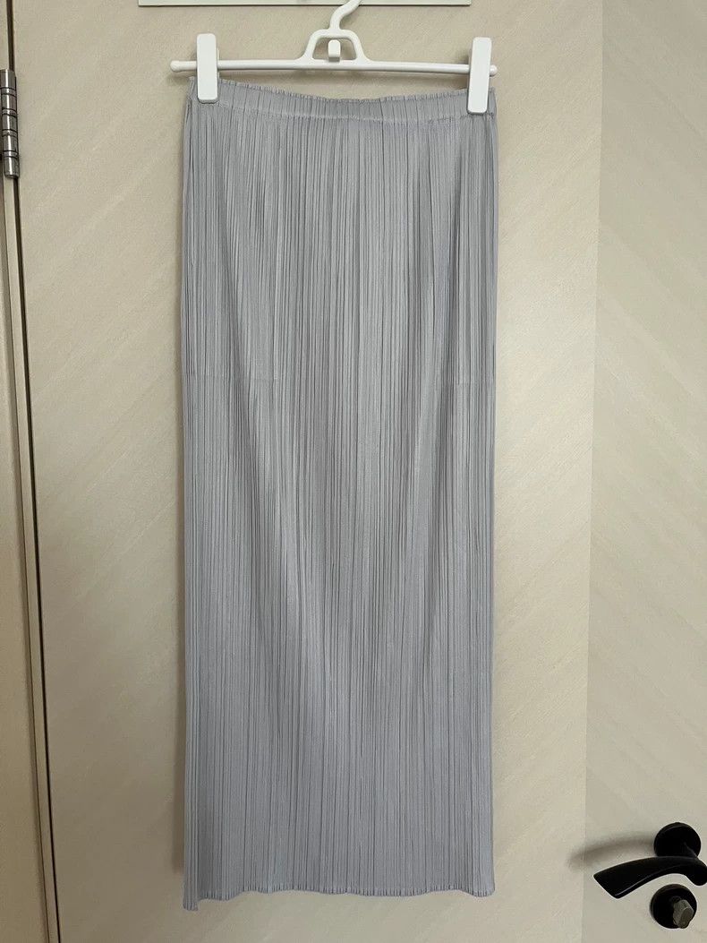 Issey Miyake Issey Miyake size:4 Light grey pleated skirt Size 31" - 2 Thumbnail