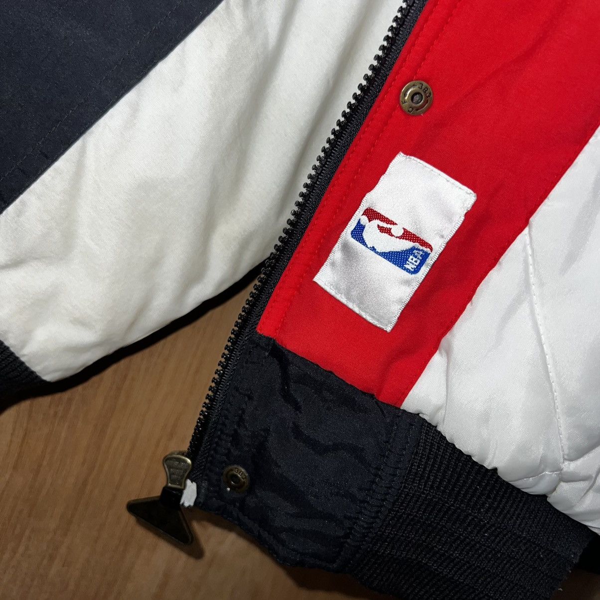 Apex One VINTAGE 90s APEX ONE NBA CHICAGO BULLS LOGO PUFFER JACKET Size US L / EU 52-54 / 3 - 14 Thumbnail