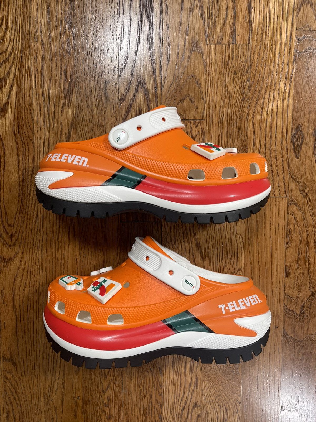 Crocs Crocs Mega Crush Clog 7-Eleven Orange Women’s 8 Size US 8 / IT 38 - 4 Thumbnail