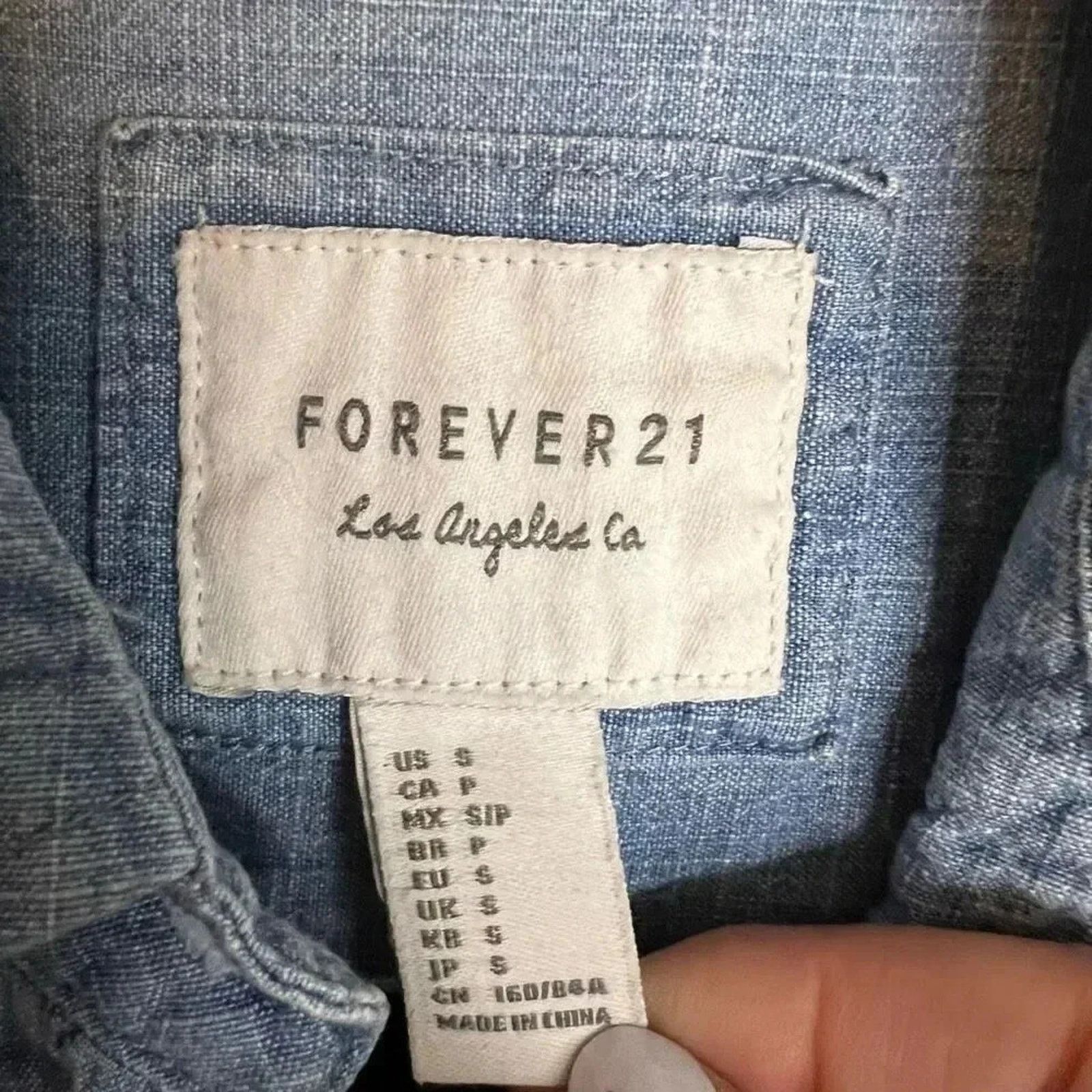 Forever 21 Forever 21 long sleeve denim button front shirt Size Small Size S / US 4 / IT 40 - 3 Thumbnail