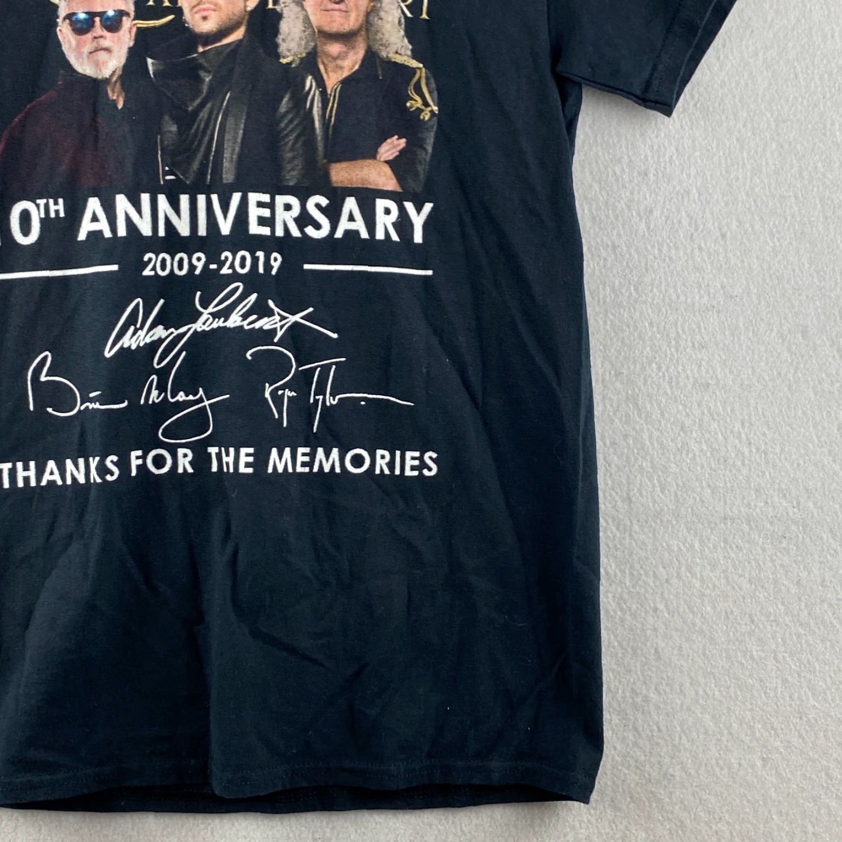 Gildan Queen Concert Shirt Small Mens Black Gildan T-Shirt Rock & Pop 10th Anniversary Signed CSS Sticker Logo Short Sleeve Top Mens Size US S / EU 44-46 / 1 - 3 Thumbnail