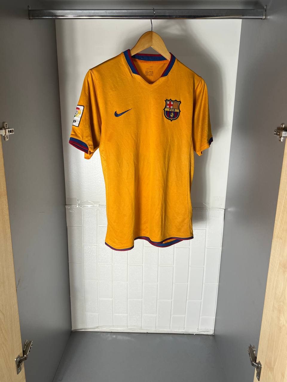 Nike VINTAGE NIKE FC BARCELONA SPAIN SOCCER JERSEY RETRO Y2K 90s Size US M / EU 48-50 / 2 - 2 Thumbnail