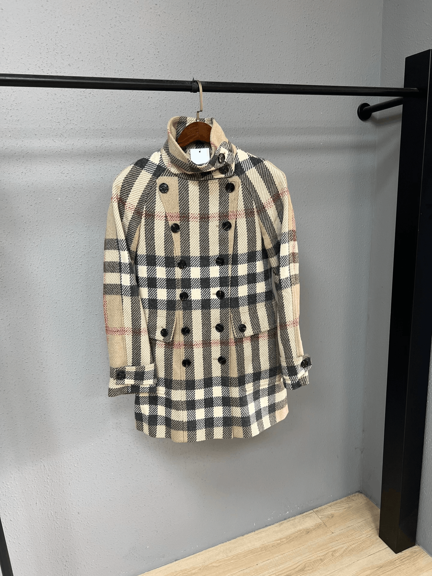 Burberry Burberry Plaid Coat M Women Size M / US 6-8 / IT 42-44 - 1 Thumbnail