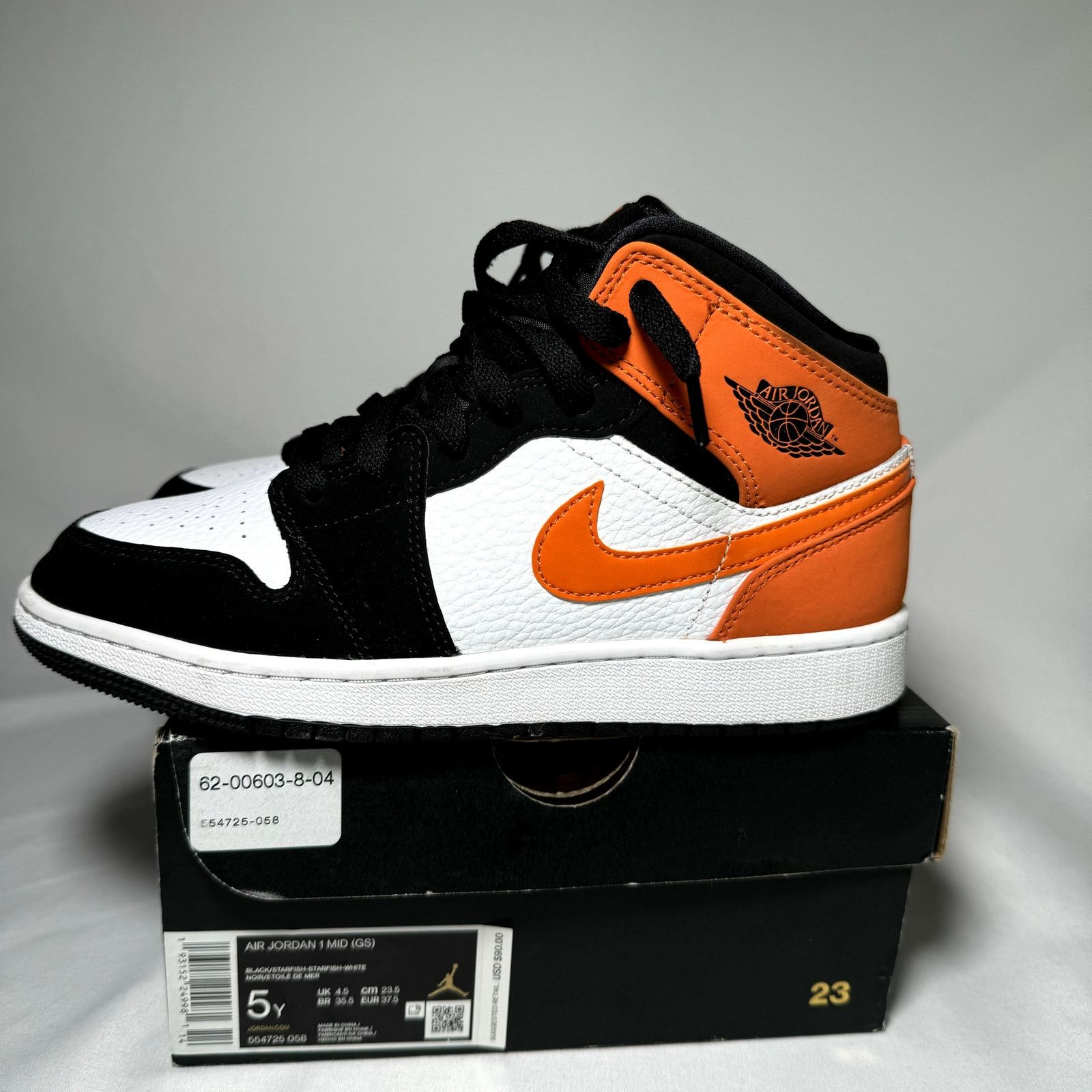 Jordan Brand × Nike Size 5 - Air Jordan 1 Mid GS Shattered Blackboard 2019 Shoes Size US 5 / EU 37 - 8 Thumbnail