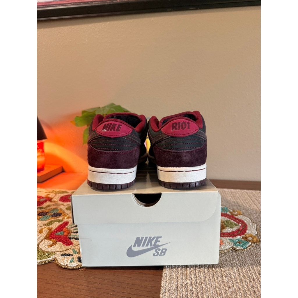 Nike Nike SB Dunk Low Riot Skateshop Mahogany Dark Beetroot Red Size US 8 / EU 41 - 4 Thumbnail