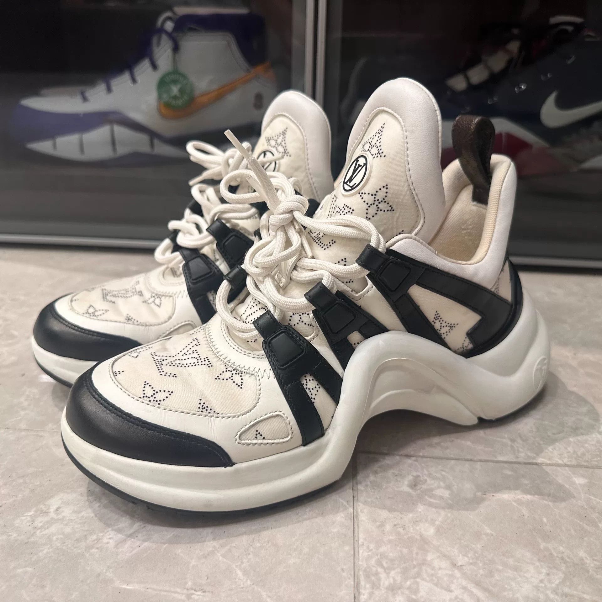 Louis Vuitton Louis Vuitton Black Lowtop Sneakers us_8-5 Women Size US 8.5 / IT 38.5 - 1 Thumbnail