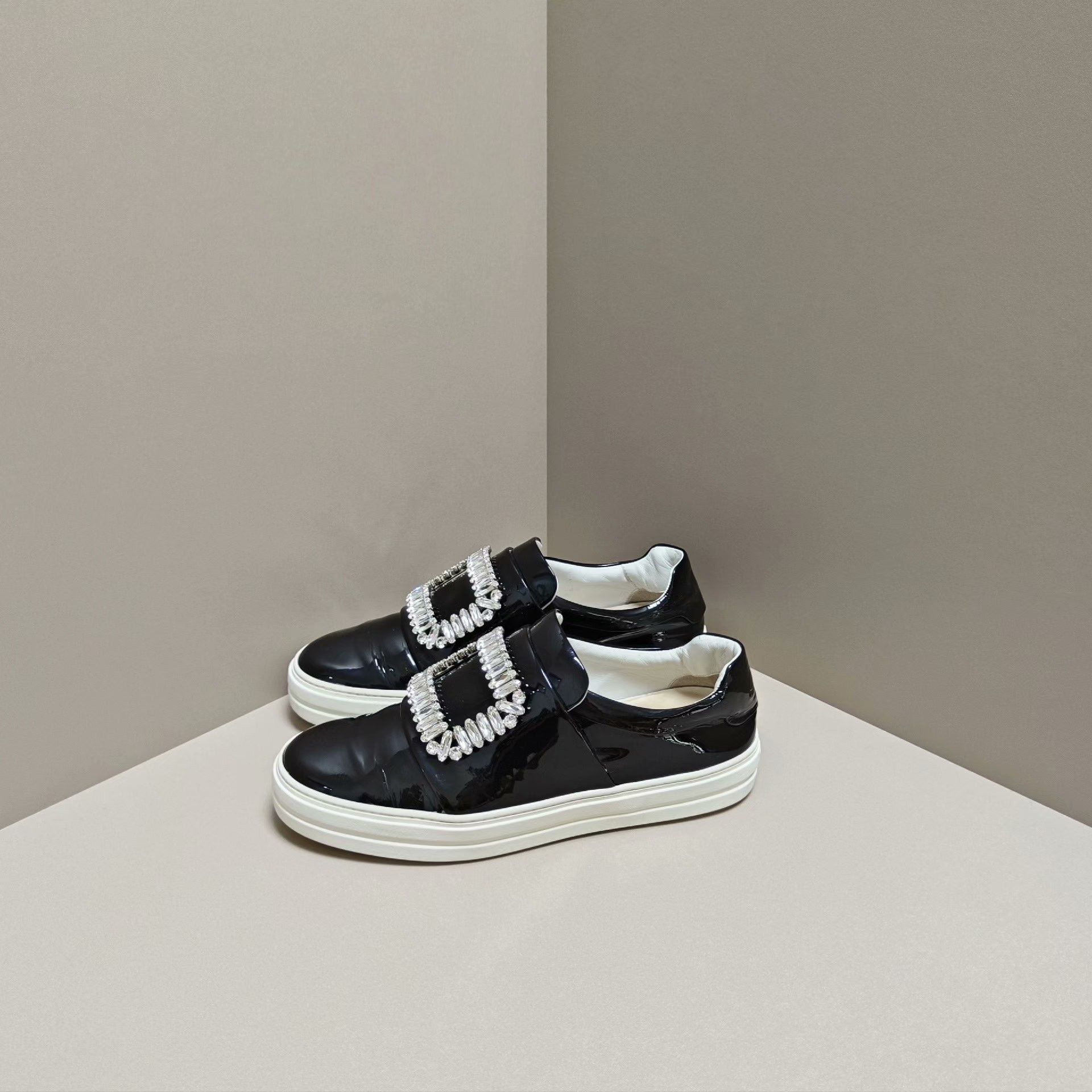Roger Vivier Roger Vivier Casual Lowtop Sneakers us_6 Women Size US 6 / IT 36 - 1 Thumbnail