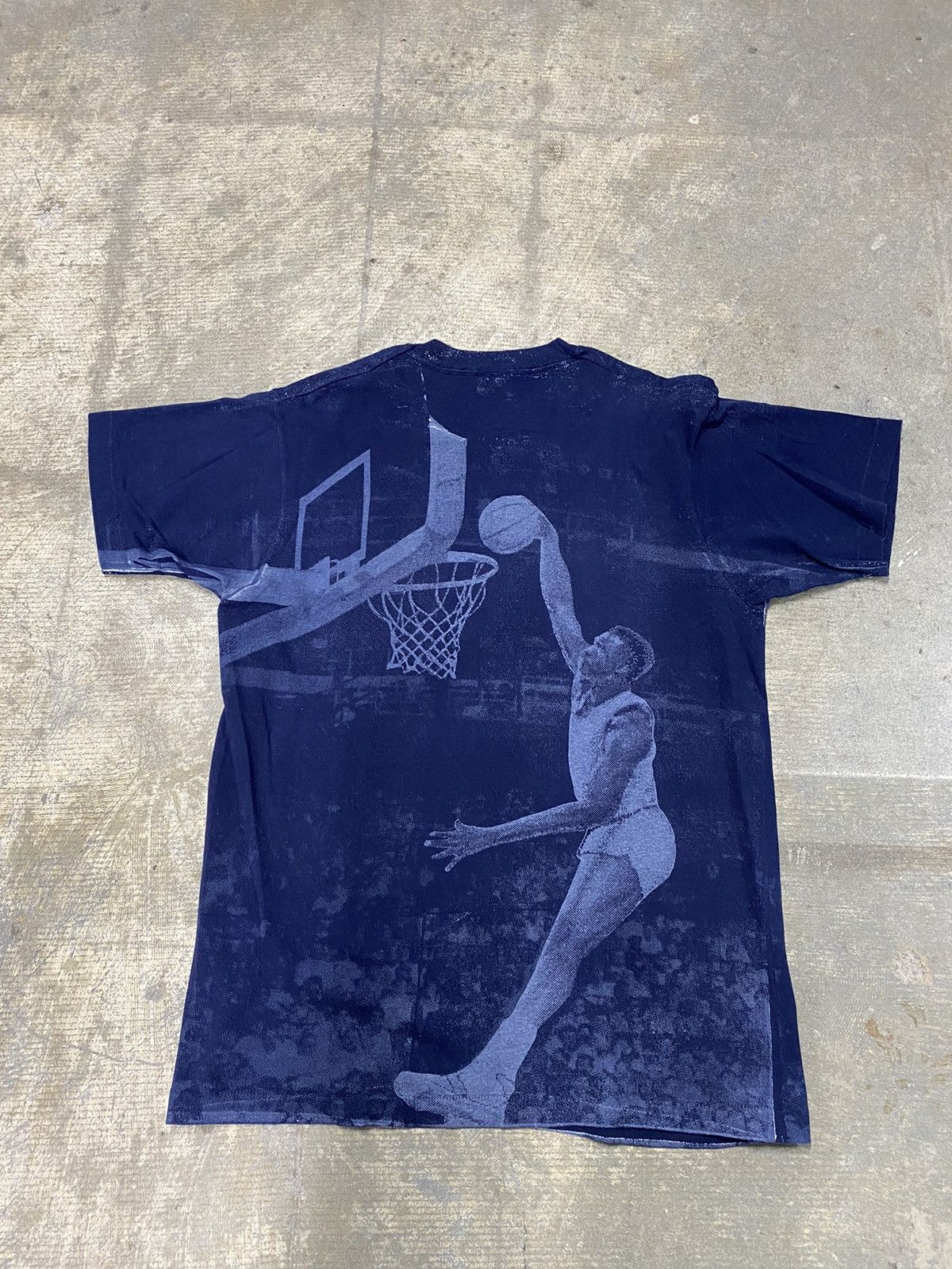 NCAA × Vintage Vintage 90s Georgetown Hoyas Basketball AOP T-Shirt Size US XL / EU 56 / 4 - 3 Thumbnail