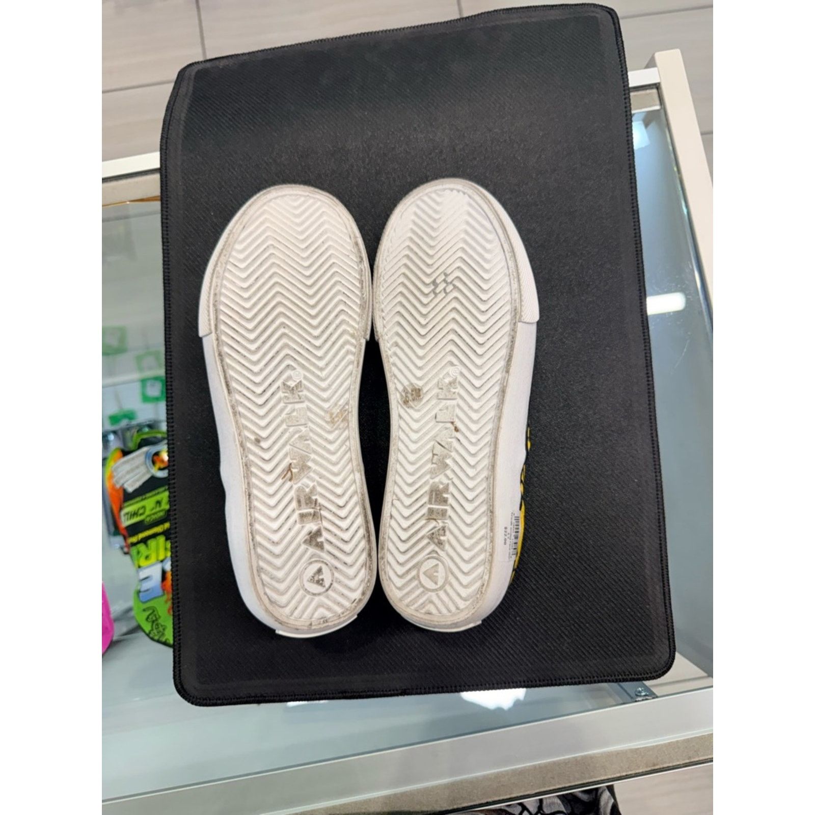 Airwalk Airwalk Smiley Face Yellow Slip-On Canvas Sneakers Size US 6.5 / IT 36.5 - 6 Thumbnail