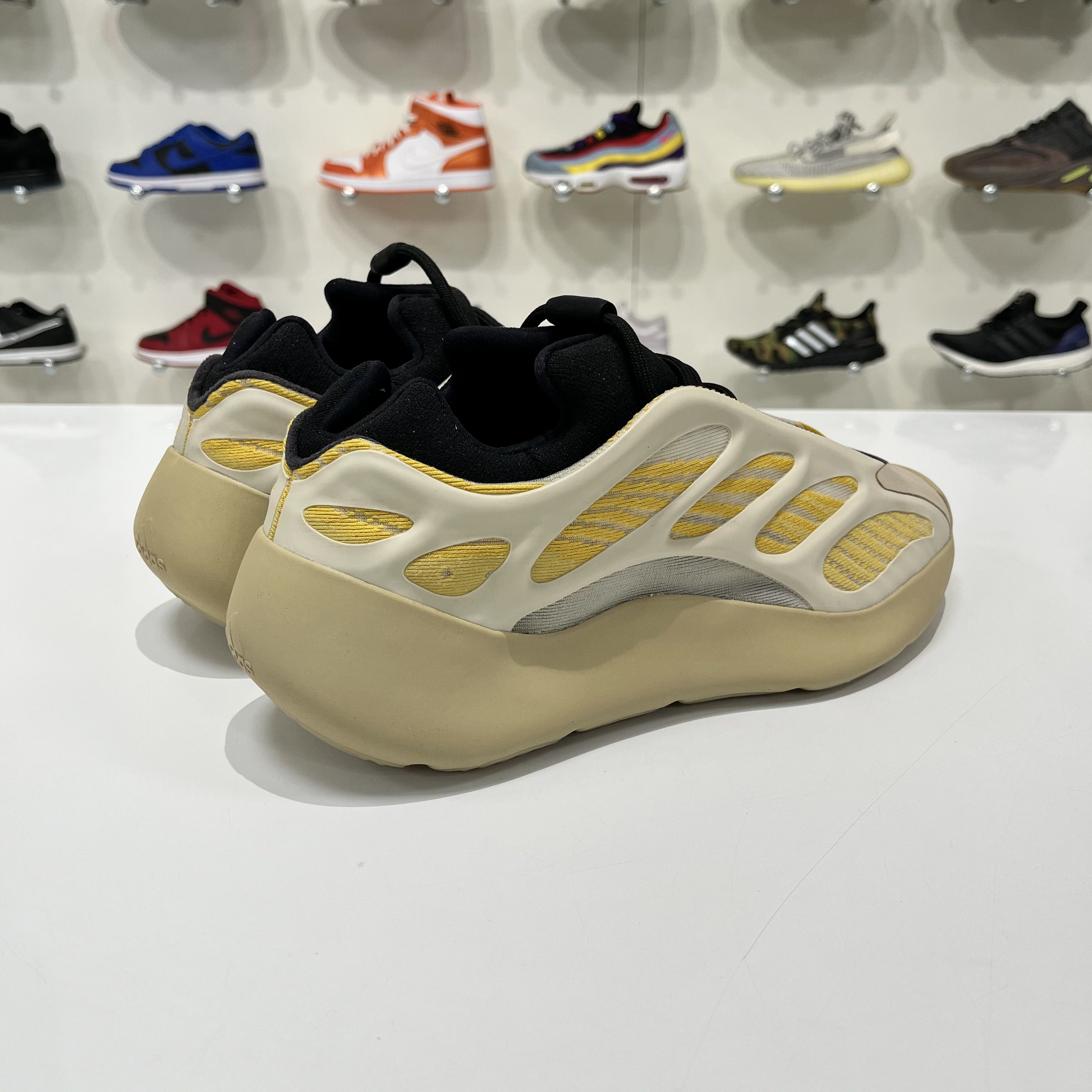 Adidas Adidas Yeezy 700 V3 Safflower Size US 8.5 / EU 41-42 - 6 Thumbnail