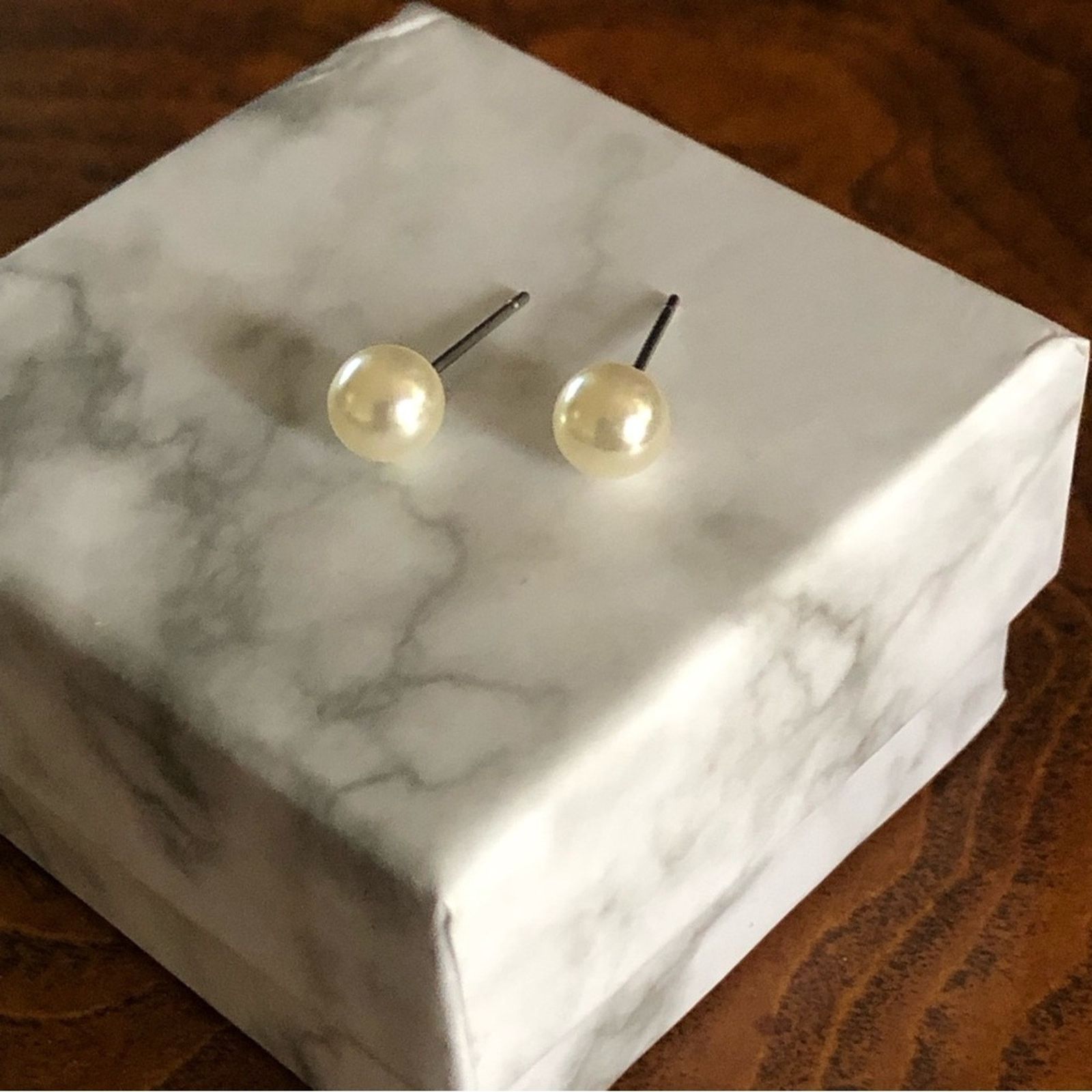 Jewelry Elegant 6mm classic white glass pearl post earrings Size ONE SIZE - 6 Thumbnail
