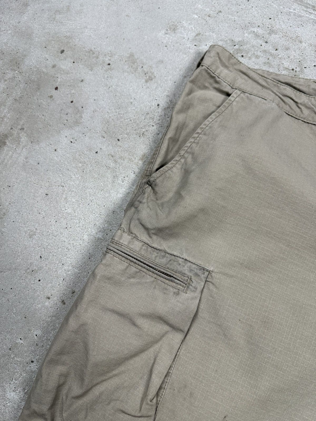 Nike × Vintage Vintage Y2K Nike Beige Baggy Cargo Shorts Swoosh Size US 38 / EU 54 - 7 Thumbnail
