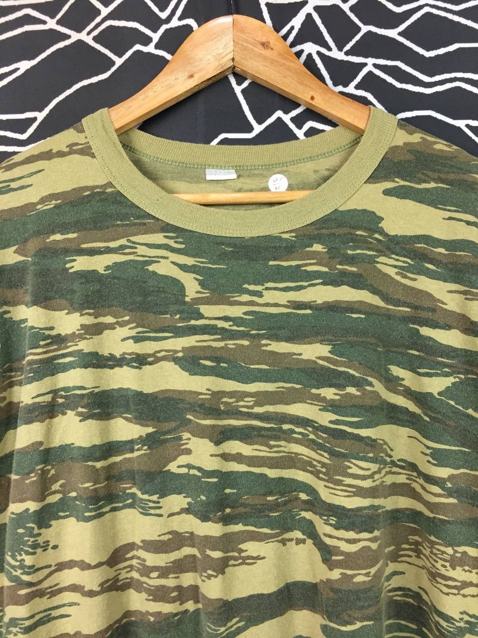 Vintage Vtg Tiger Stripe Camouflage Military Style Boxy Fit Tee Size US XL / EU 56 / 4 - 3 Thumbnail