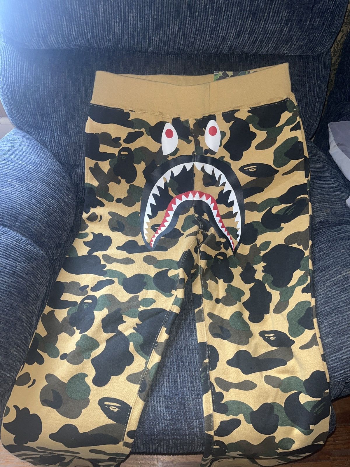 Bape Bape shark yellow camo sweat pants Size US 34 / EU 50 - 6 Thumbnail