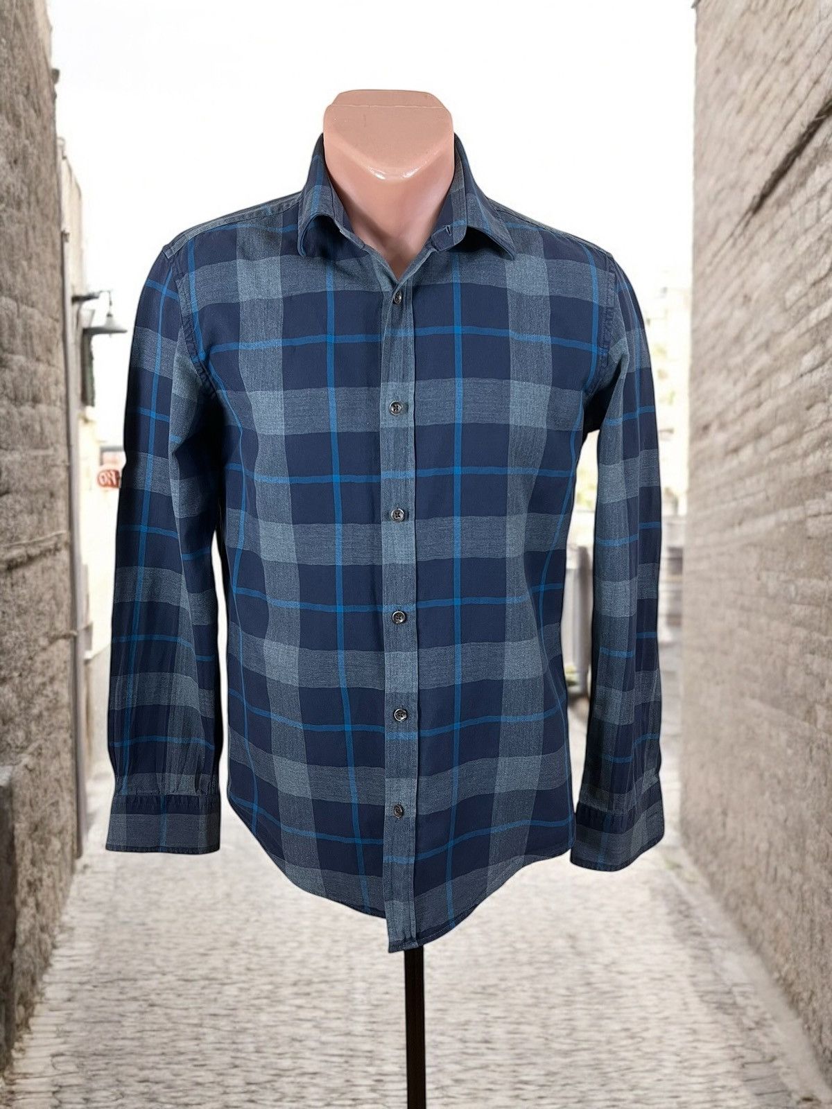 Hugo Boss Hugo Boss checked shirt size M slim fit Size US M / EU 48-50 / 2 - 1 Thumbnail