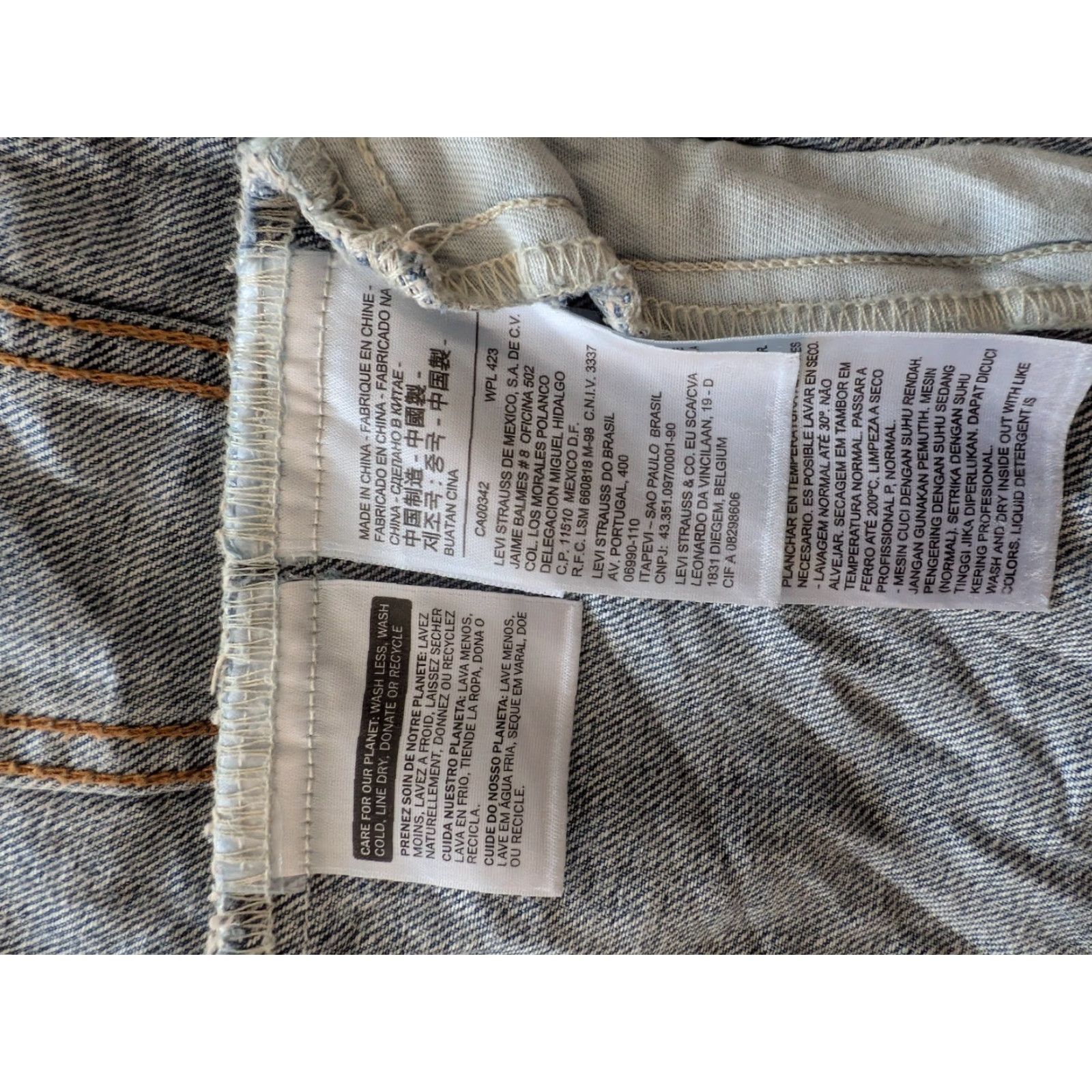 Levi's Levi’s Trucker Denim Jacket M Medium Blue Vintage 100% Cotton Red Tab USA Jacket Mens Vintage USA 90s 00s Size US M / EU 48-50 / 2 - 7 Thumbnail
