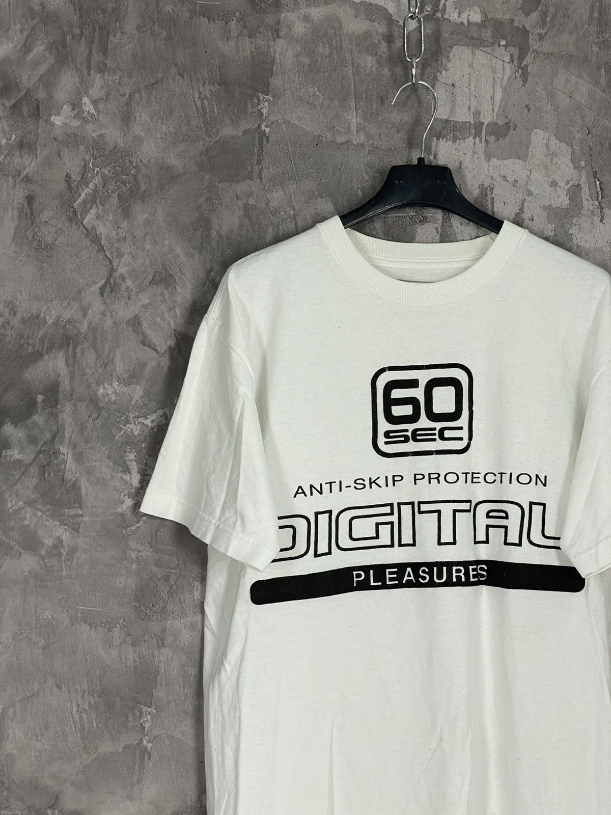 Vintage Vintage Pleasures Logo Y2K T-shirt Size US L / EU 52-54 / 3 - 3 Thumbnail