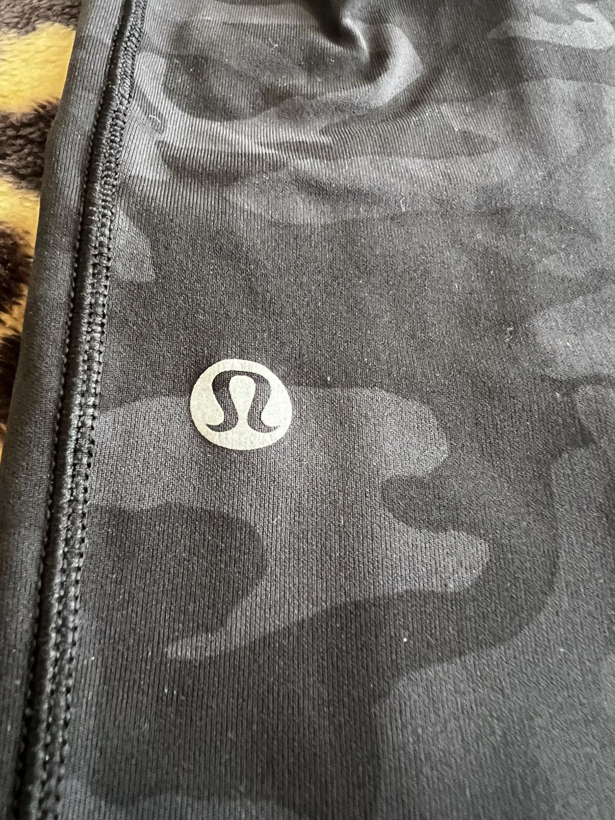 Lululemon Lululemon Black Camo Women’s Leggings Size 27" / US 4 / IT 40 - 4 Thumbnail