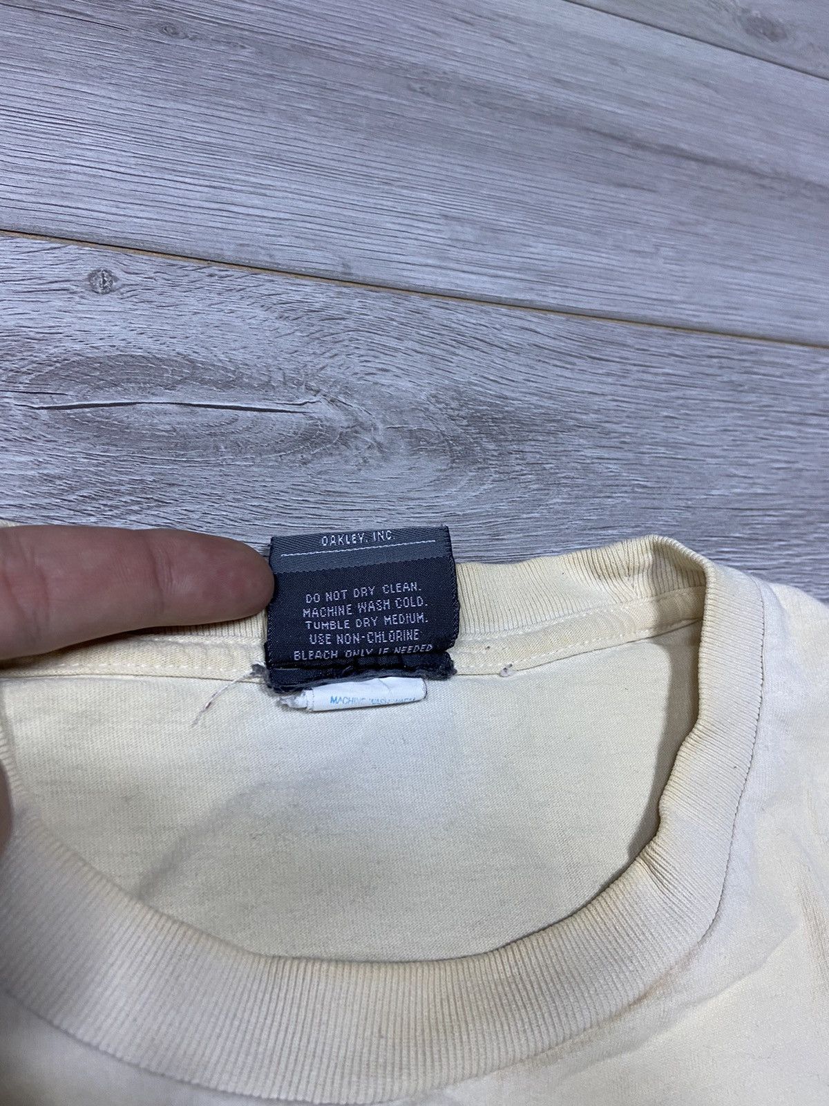 Oakley Oakley vintage big circle logo distressed t-shirt Size US L / EU 52-54 / 3 - 5 Thumbnail