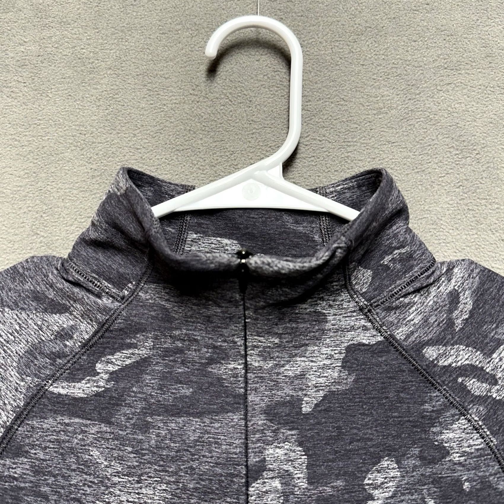 Lululemon Lululemon Outrun The Elements Top Womens Size 6 Gray Incognito Camo HTR Black Size M / US 6-8 / IT 42-44 - 3 Thumbnail