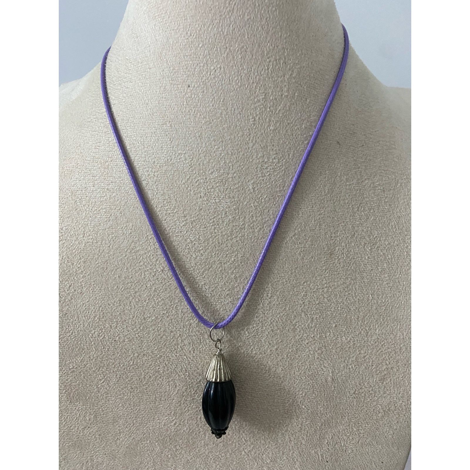 Other Upcycled black oval pendant necklace Size ONE SIZE - 1 Thumbnail