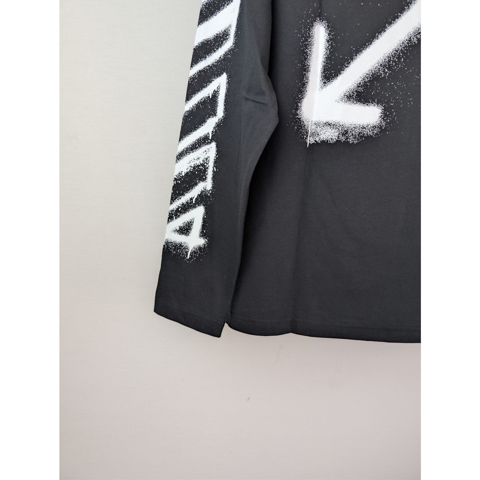 Off-White o1rshd1 Spray Can Arrow Skate L/S T-Shirt in Black Size US XXL / EU 58 / 5 - 14 Thumbnail