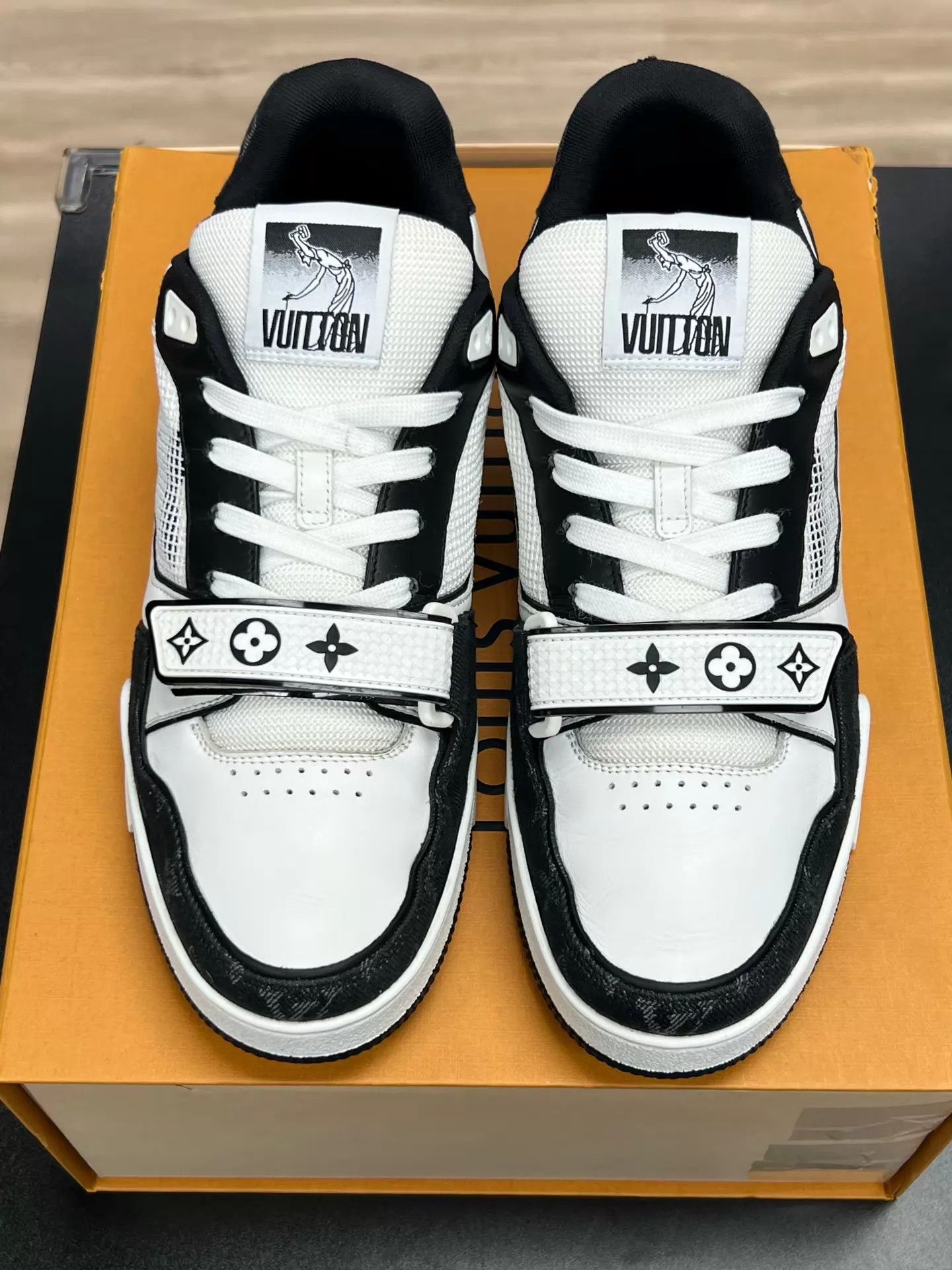 Louis Vuitton LV TRAINER Black & White Velcro UK8.5/42.5 OG Box Near Mint Size US 9.5 / EU 42-43 - 3 Thumbnail