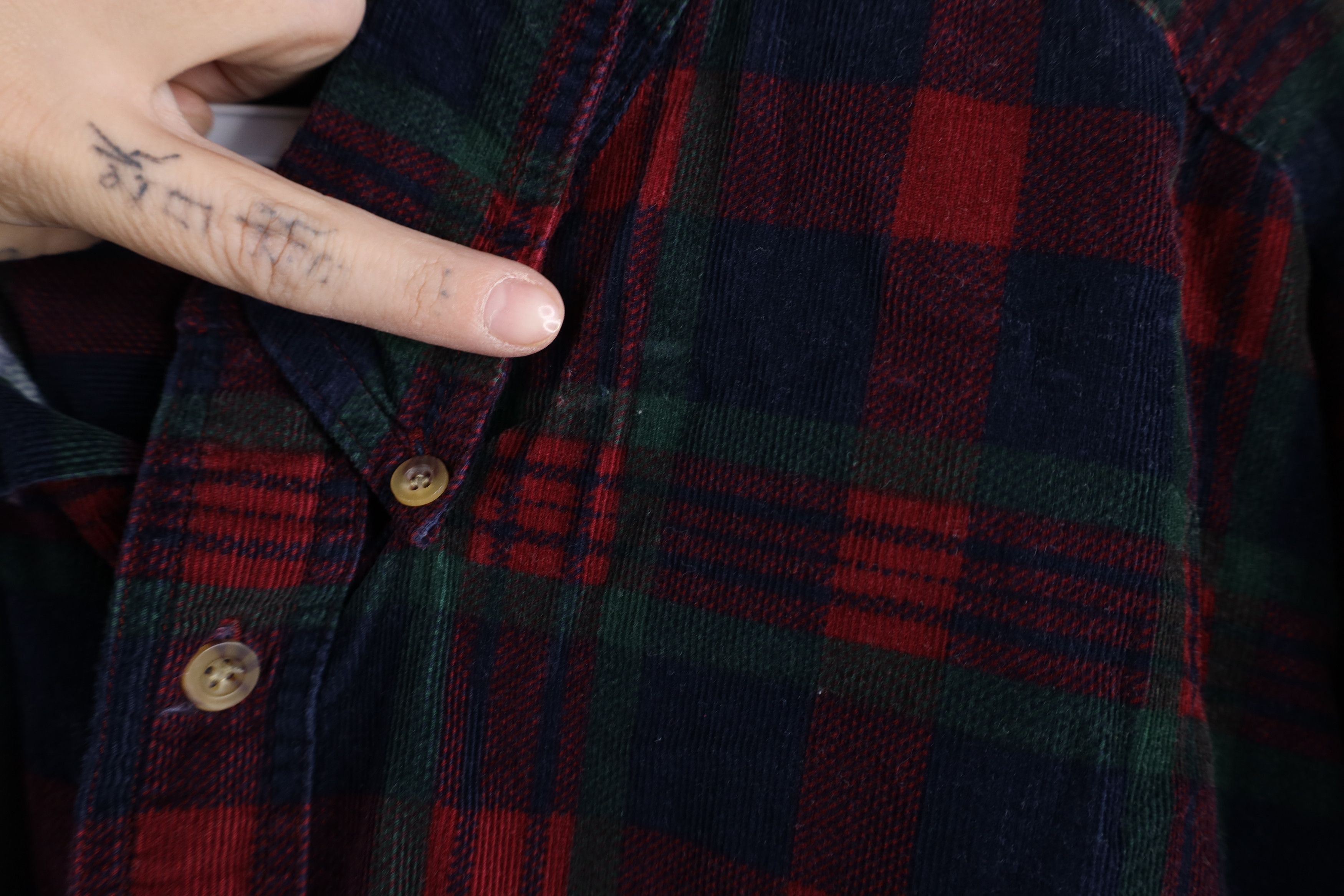 Vintage Vintage 90s Streetwear Corduroy Collared Button Down Shirt Size US L / EU 52-54 / 3 - 7 Thumbnail