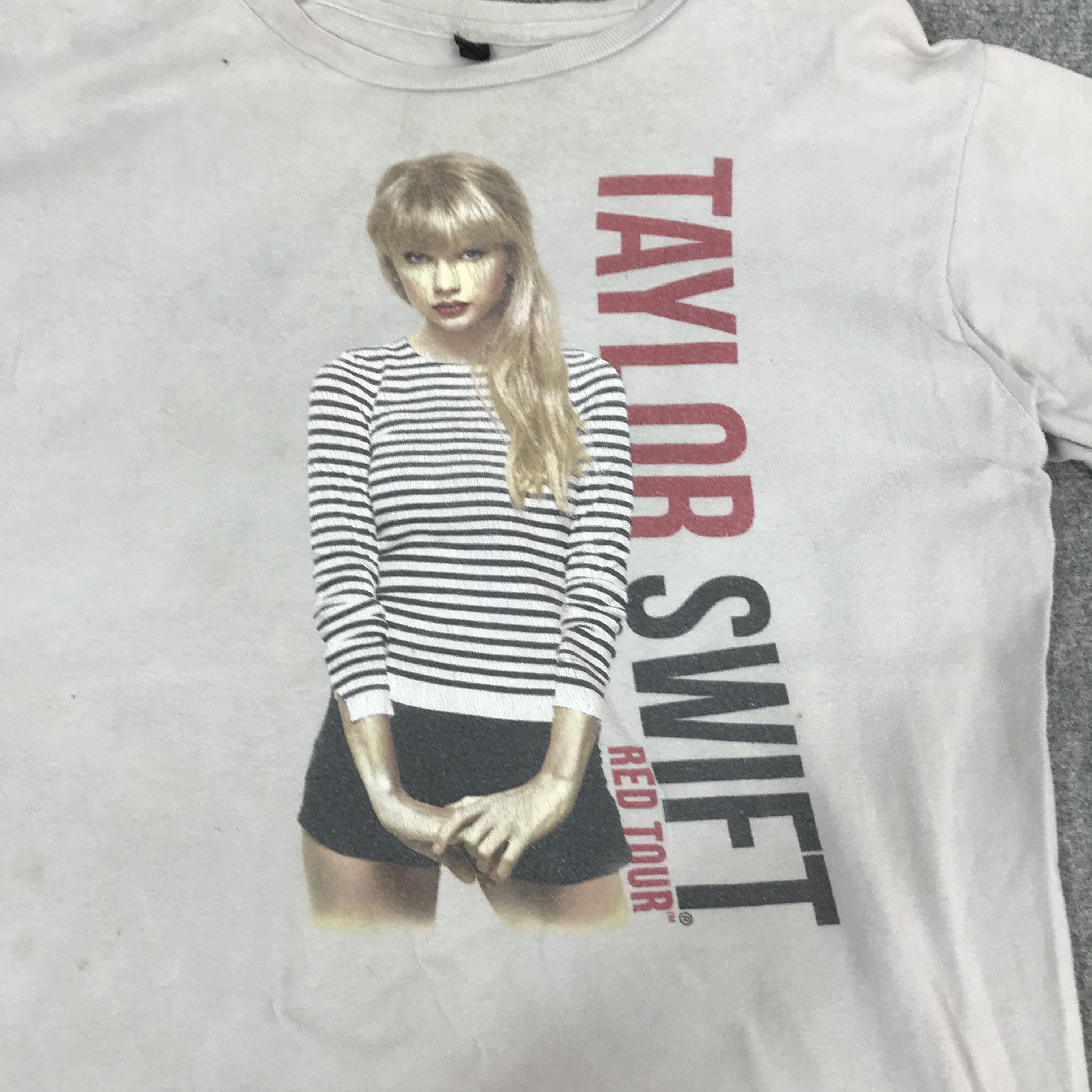 Band Tees Vtg taylor swift red tour t-shirt Size US M / EU 48-50 / 2 - 9 Thumbnail