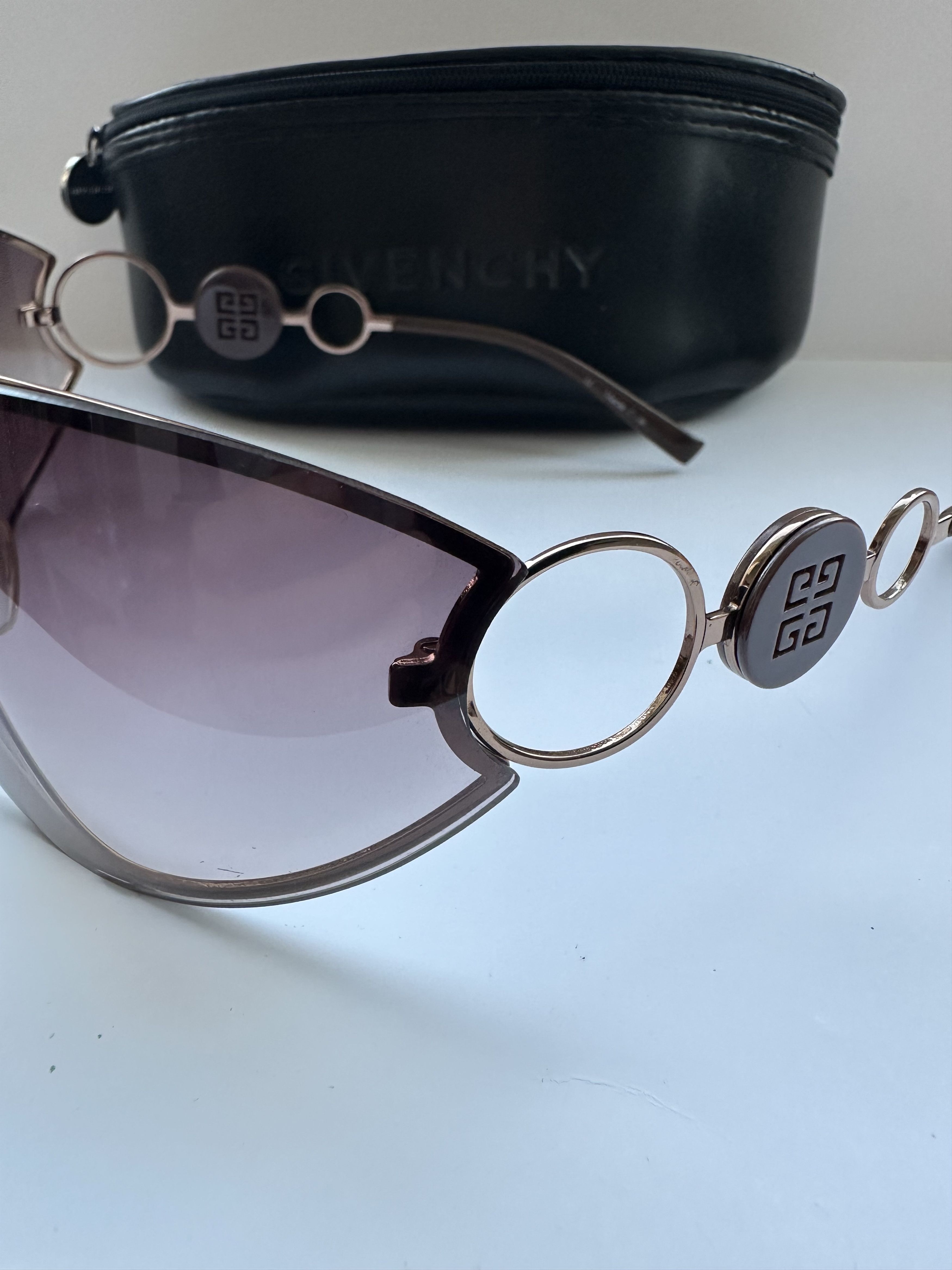 Givenchy Givenchy Sunglasses Futuristic Form SGV220 Vintage Size ONE SIZE - 4 Thumbnail