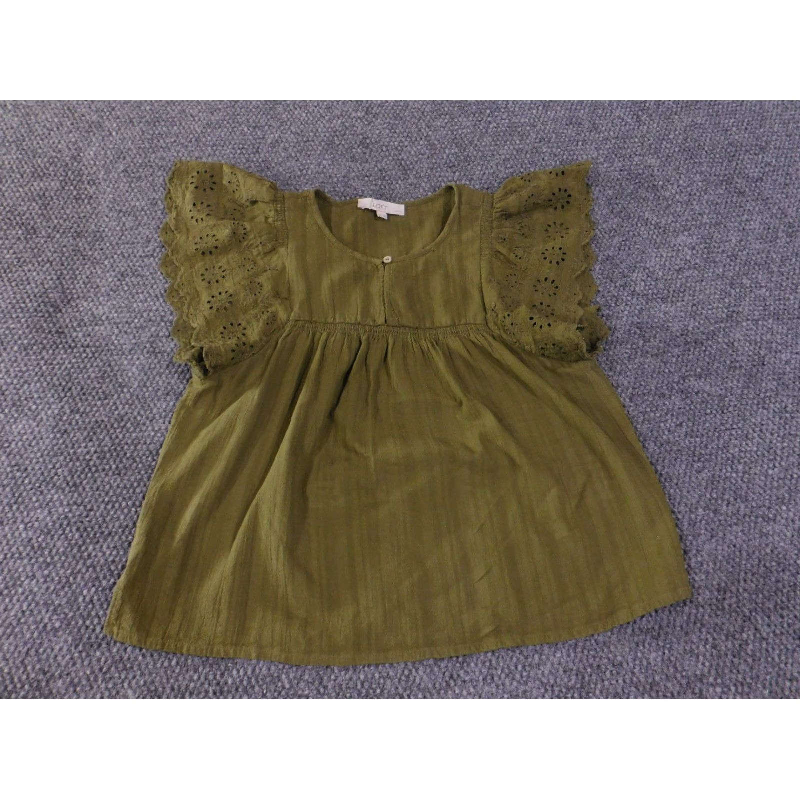 Ann Taylor Loft Blouse Womens Petite Medium Green Eyelet Flutter Sleeve Embroidered Top Size M / US 6-8 / IT 42-44 - 4 Thumbnail