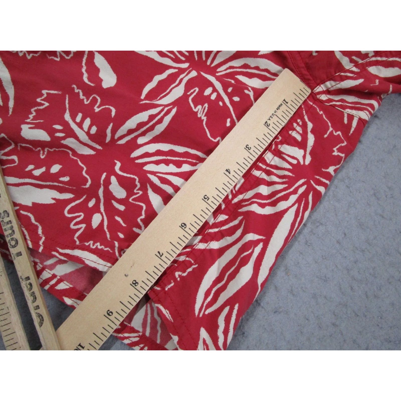 Patagonia Patagonia Shorts Mens 28 Red Floral Wavefarer Board Shorts Swim Trunks STY86620 Size US 28 / EU 44 - 2 Thumbnail