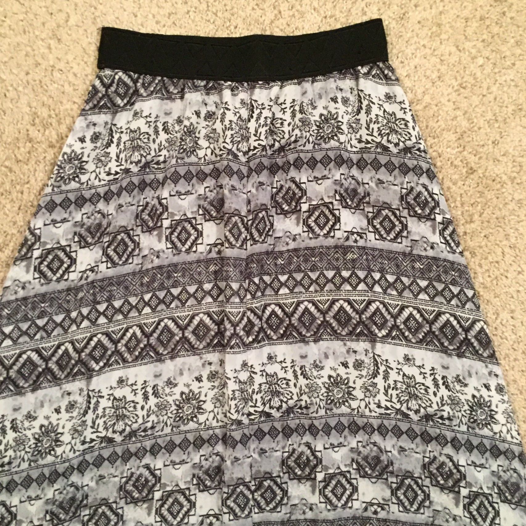 Vintage LuLaRoe Skirt Women Maxi Long Grey Gray Geometric Elastic Waist Lined Pull On Polyester Size S Small Vintage No N/A Size 28" / US 6 / IT 42 - 7 Thumbnail
