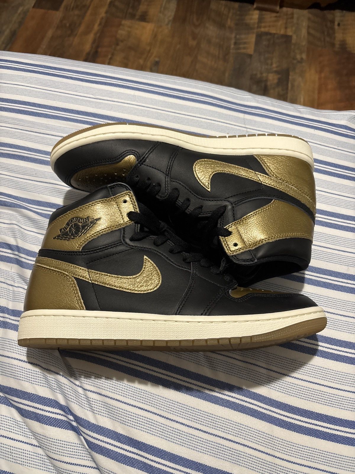 Jordan Brand Air Jordan 1 Retro High OG Metallic Gold Size US 10 / EU 43 - 2 Thumbnail