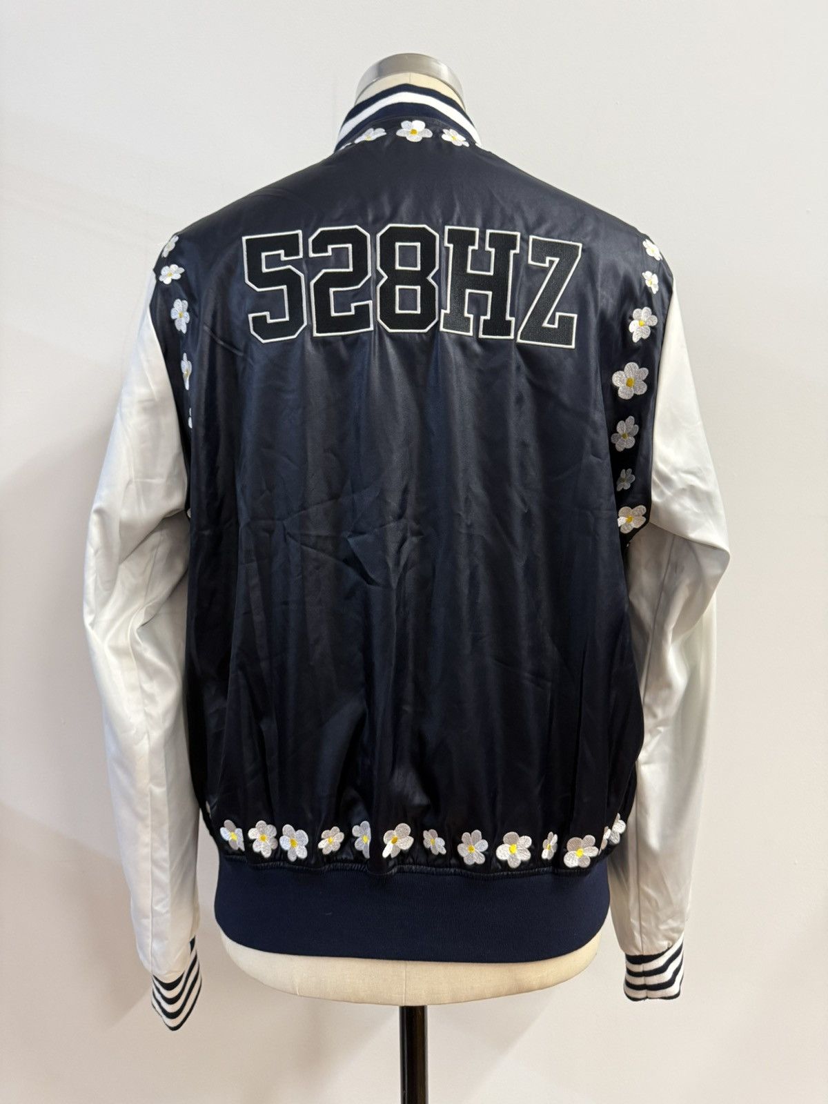 Adidas × Pharrell Adidas Originals x Pharrell Williams “528HZ” Daisy Bomber Size US XL / EU 56 / 4 - 3 Thumbnail
