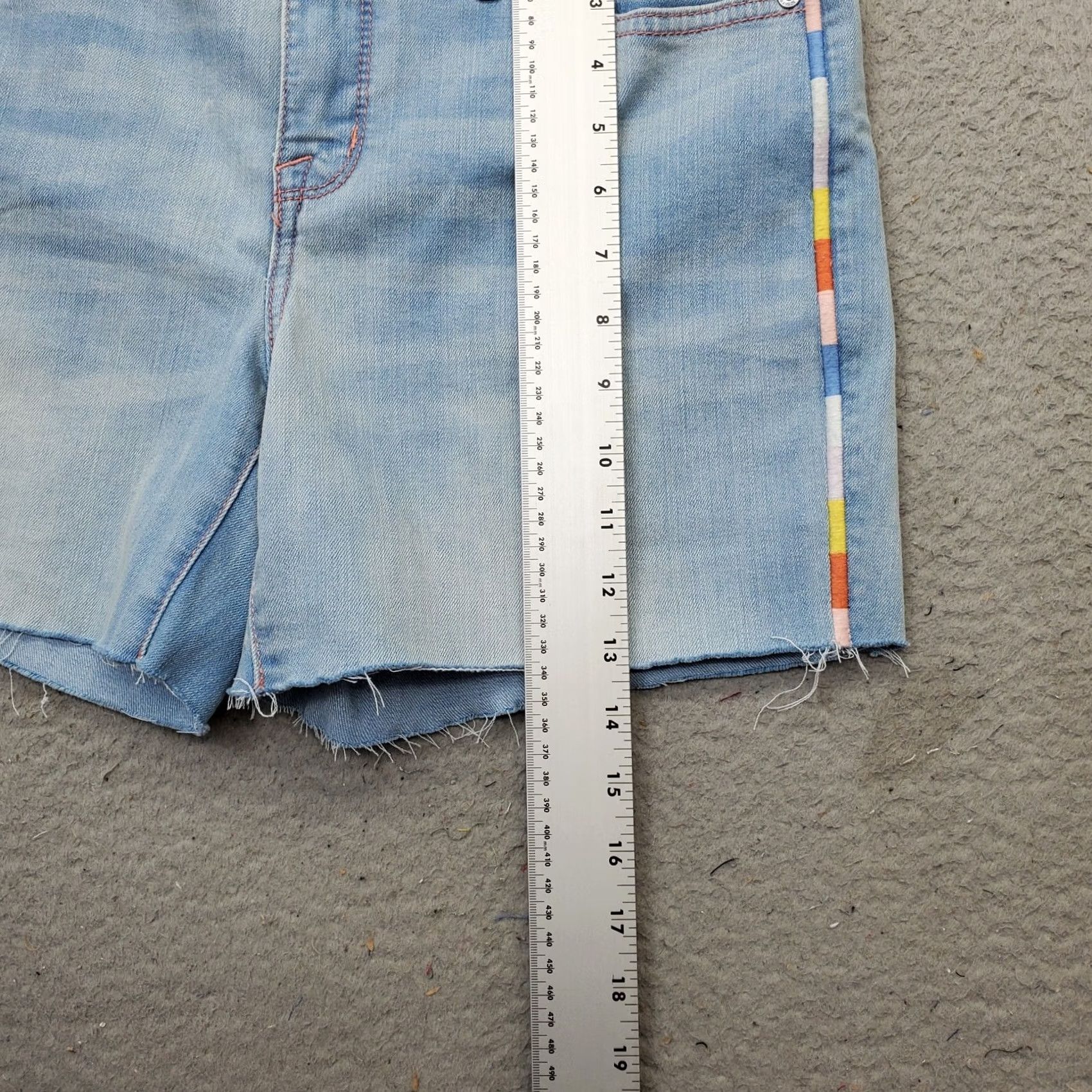 Vintage Seven7 Weekend Shorts Womens Size 4 Multi Denim Whiskered Light Wash Frayed Hem Bermuda Short Size 27" / US 4 / IT 40 - 3 Thumbnail