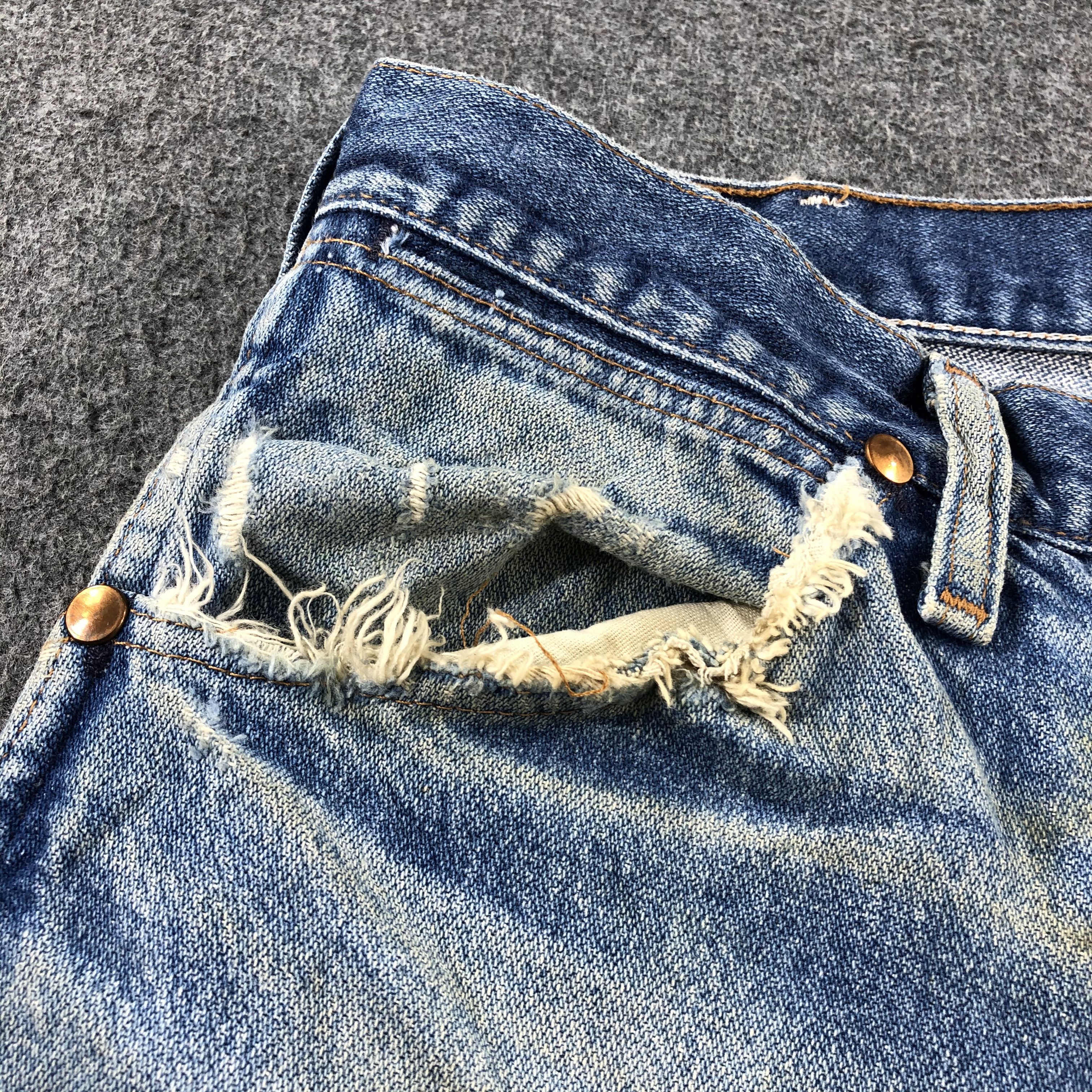 Vintage Vintage Blue Wash Wrangler Jeans-J2458 Size US 31 - 10 Thumbnail