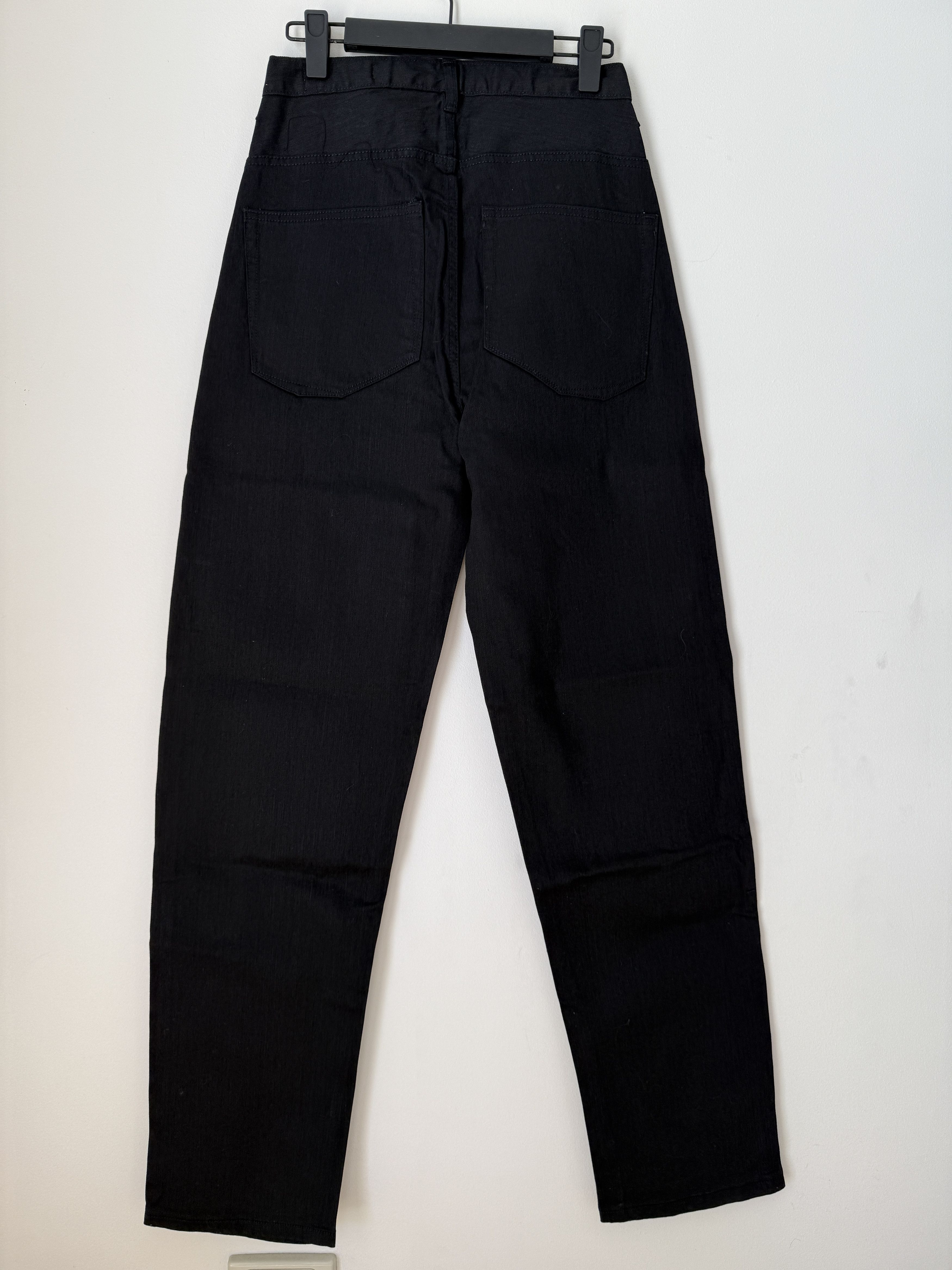 EX INFINITAS LOOSE TAPERED BLACK COATED JEANS. SZ 28