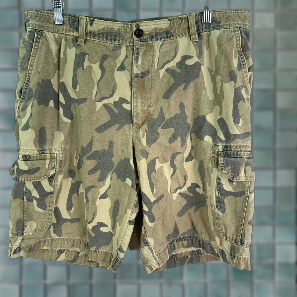 Izod IZOD Cargo Shorts Mens Size 36 Green Camouflage Cotton Belted Pockets 10" Inseam Bottoms USA Seller Size US 36 / EU 52 - 1 Thumbnail