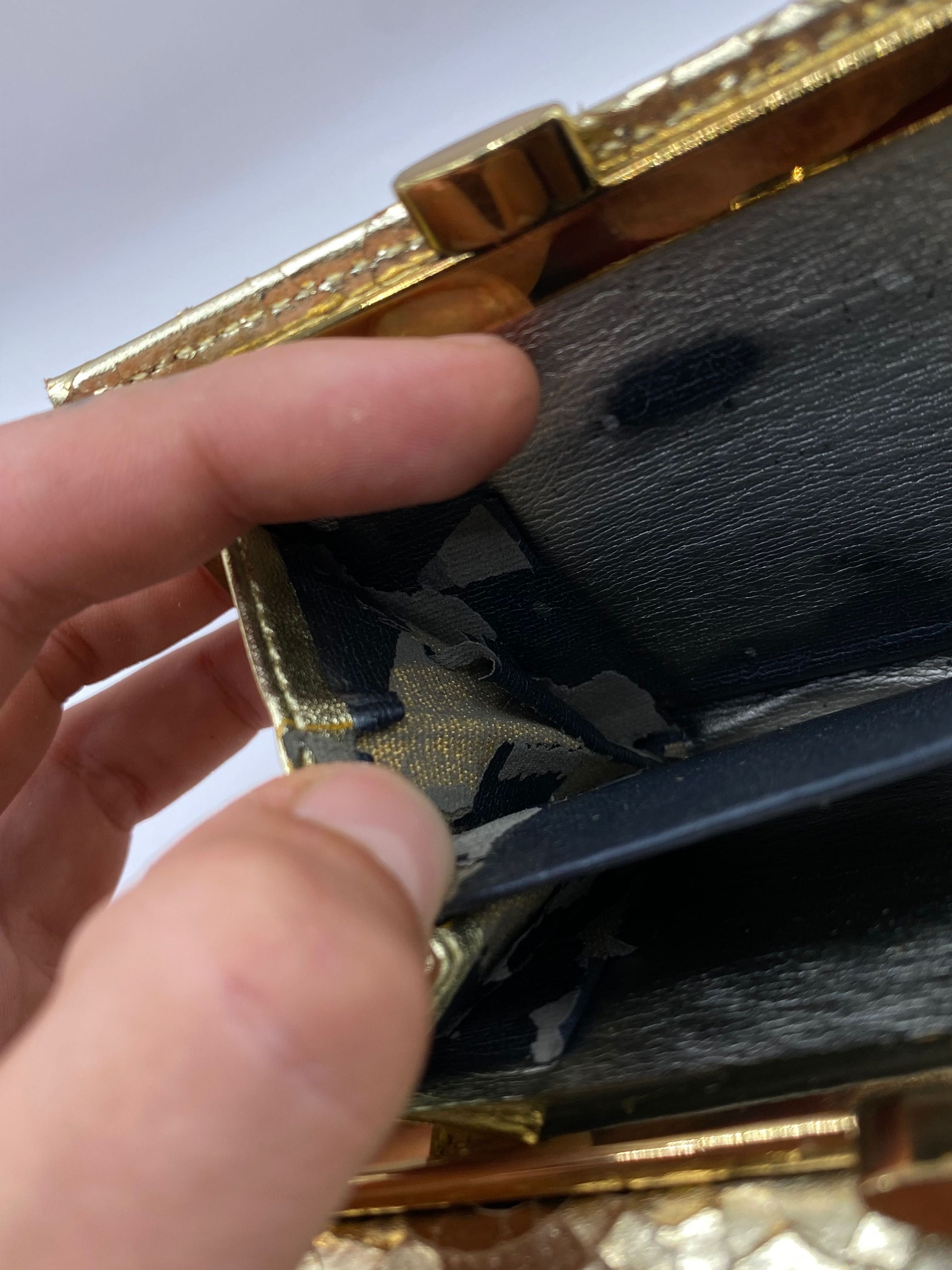 Gucci Gucci Cracked Leather Gold Wallet Size ONE SIZE - 7 Thumbnail