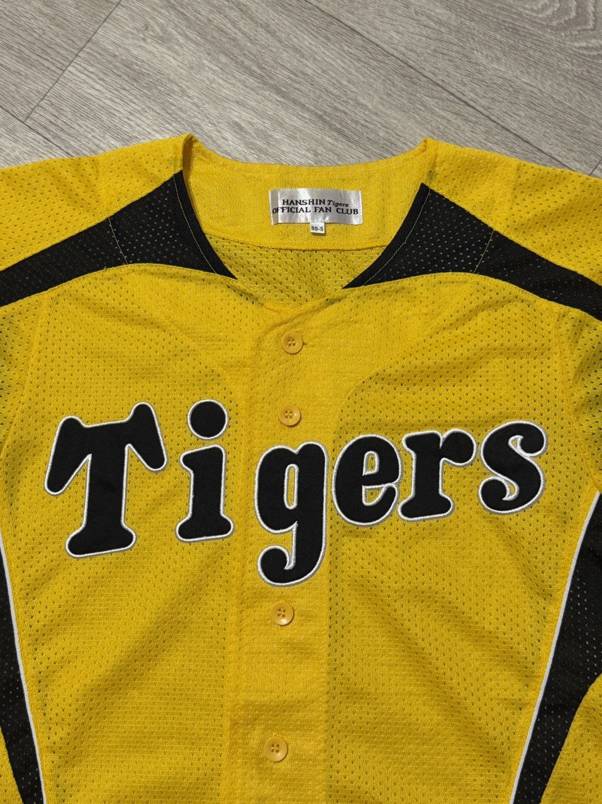 Japanese Brand 🔷Official Vintage Mizuno Hanshin Tigers Baseball Jersey🔷 Size US S / EU 44-46 / 1 - 2 Thumbnail