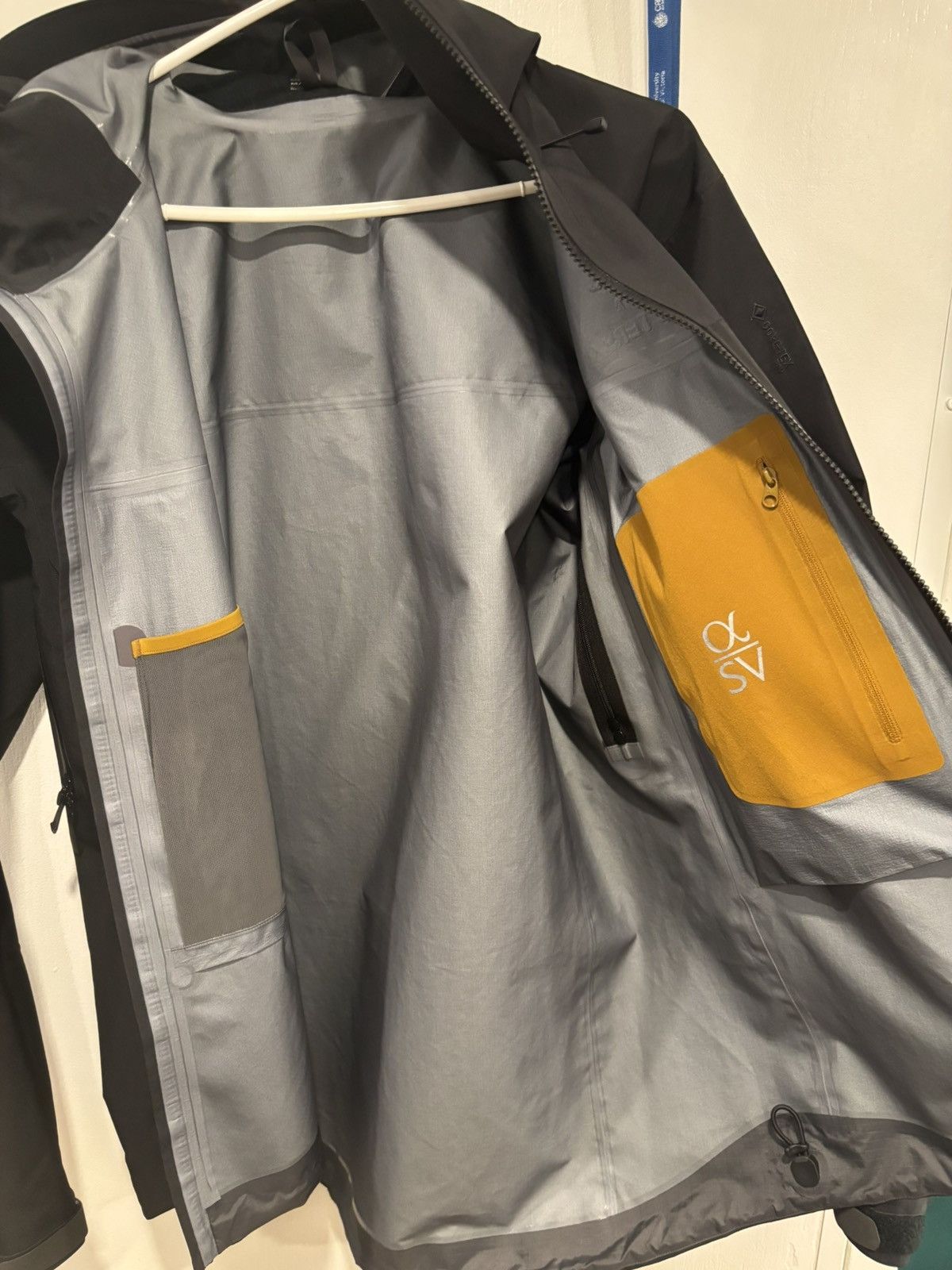 Arc'teryx Arc’teryx Alpha SV 24k Gold in Size M Size US M / EU 48-50 / 2 - 7 Thumbnail