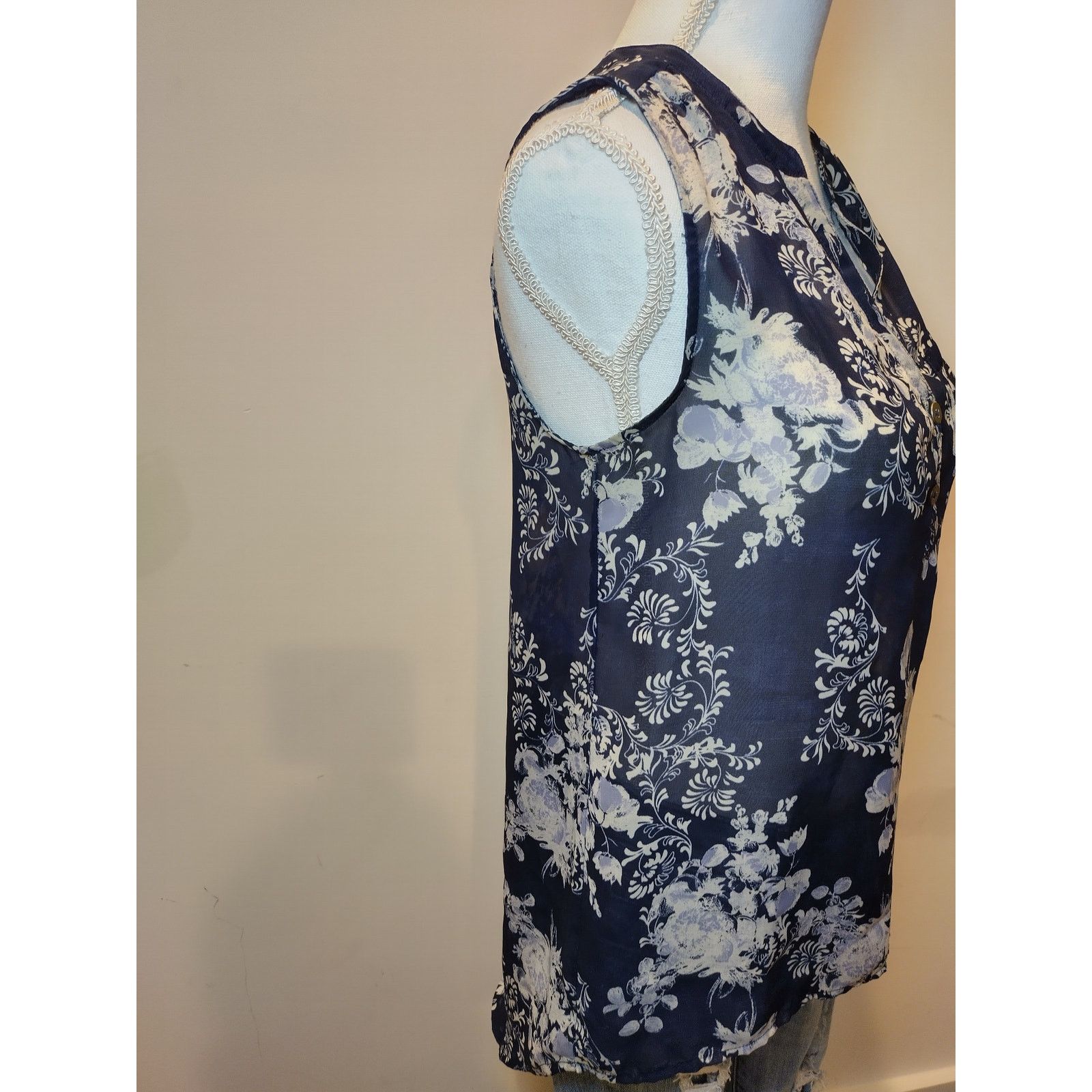 Aeropostale Aeropostale Women Floral Blouse Sleeveless Button Blue Med Size M / US 6-8 / IT 42-44 - 4 Thumbnail