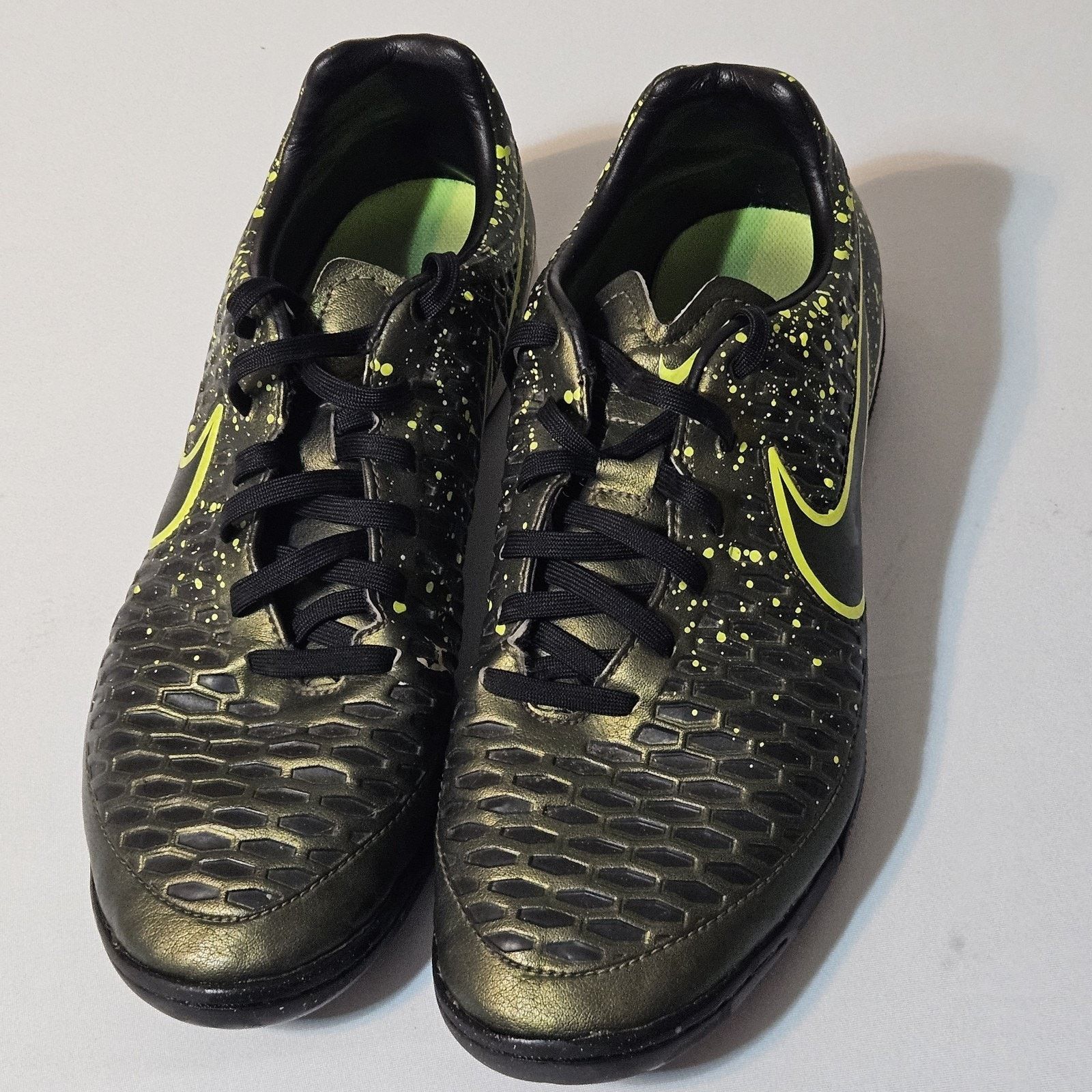 Nike NIKE MAGISTA ONDA IC HYPER Sneakers Men's SIZE 10 EUC Size US 10 / EU 43 - 5 Thumbnail