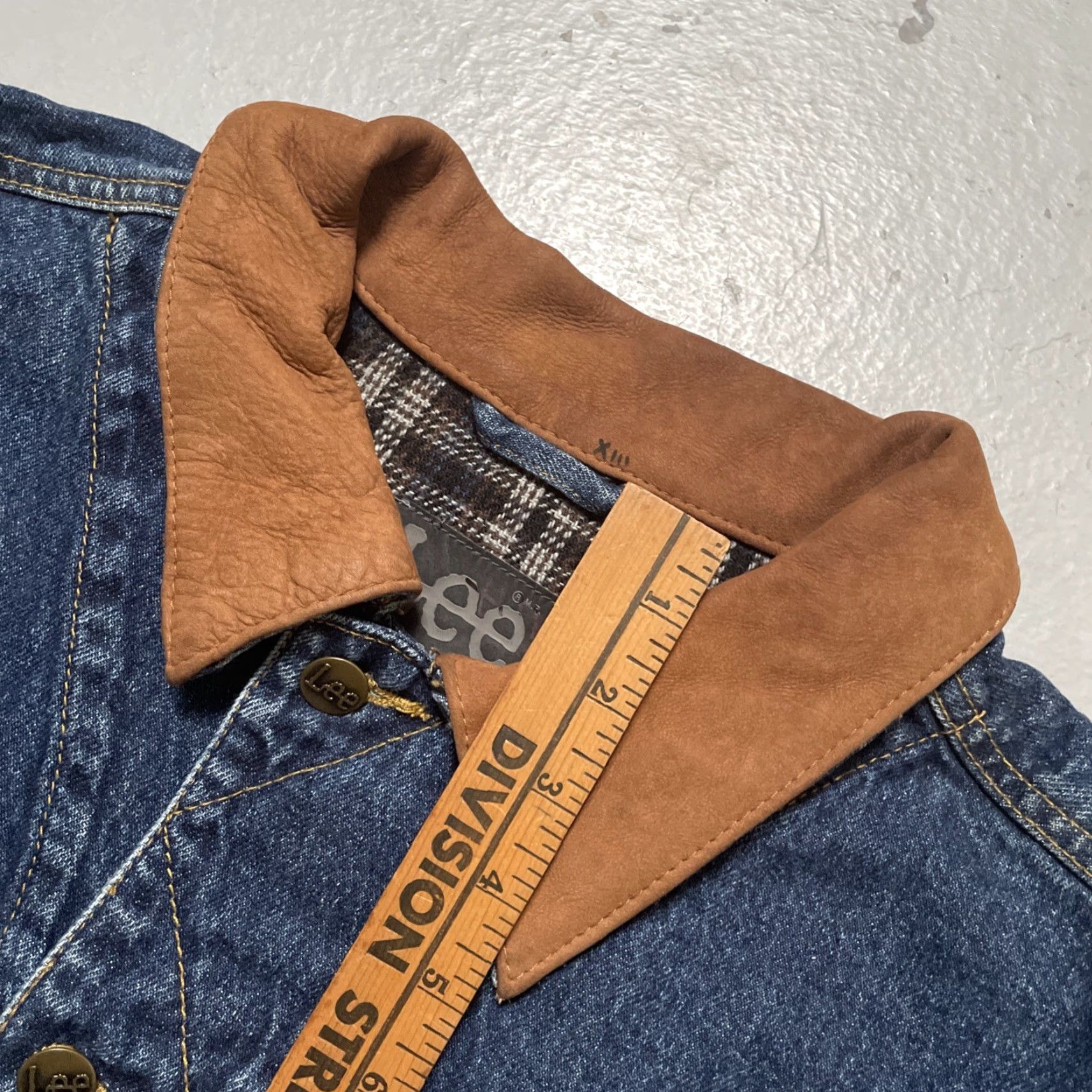 Lee VINTAGE Lee Denim Lined Leather Trim Trucker Work Ranch Barn Jacket M-L Jacket Mens Unisex Denim Blue 90s Americana USA Western Workwear Bomber Jacket Size US M / EU 48-50 / 2 - 4 Thumbnail
