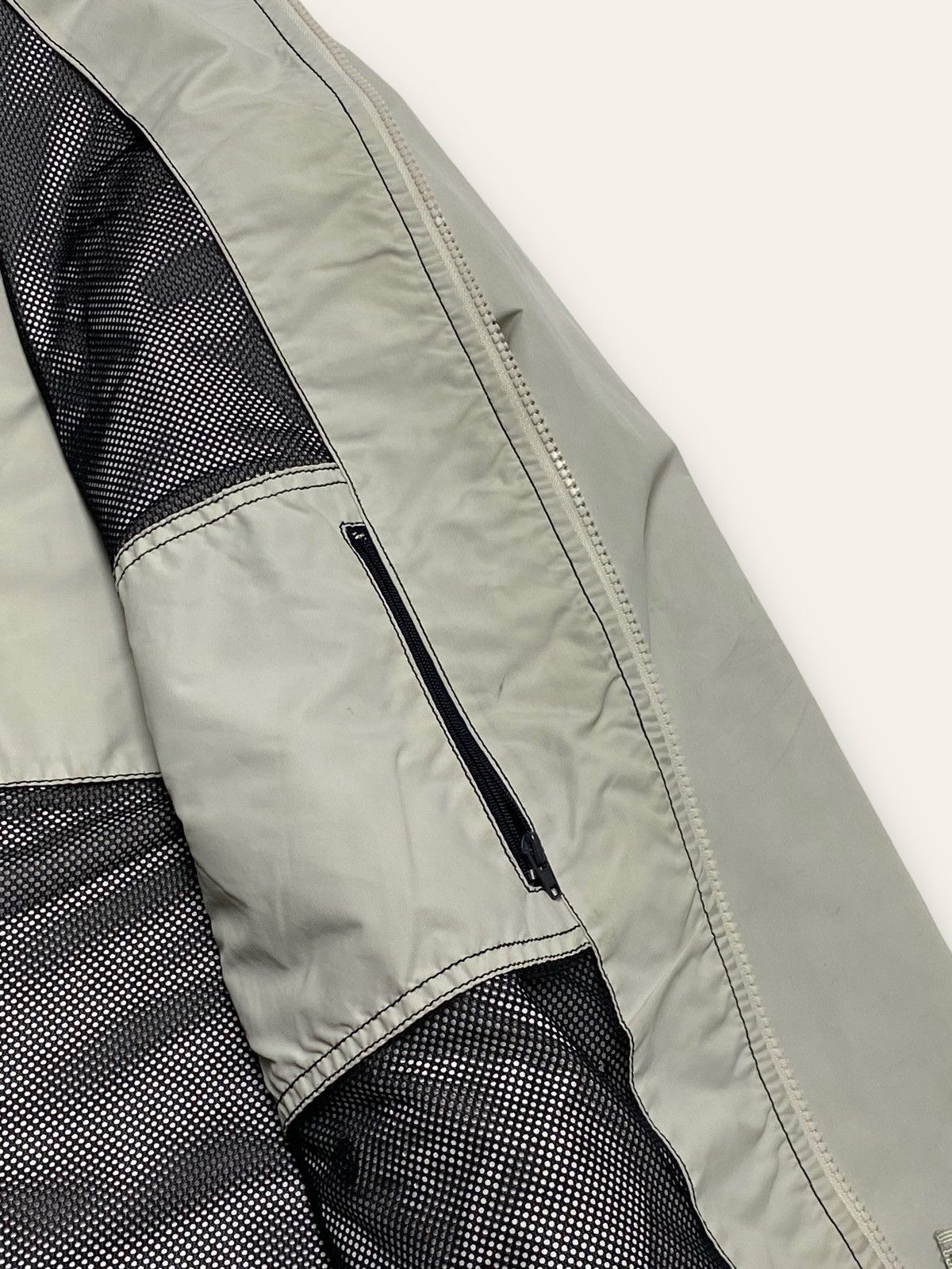 Armani Vintage ARMANI JEANS Grey Lightweight Hood Jacket Shell Size US XL / EU 56 / 4 - 9 Thumbnail
