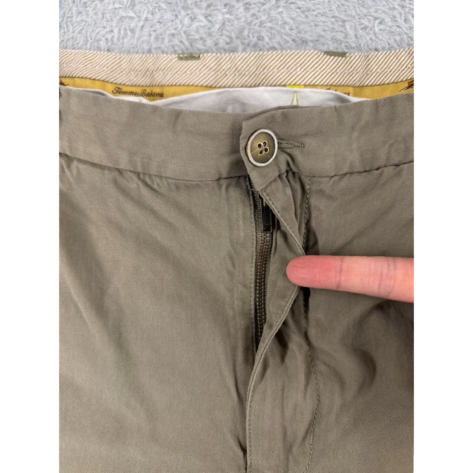Tommy Bahama Tommy Bahama Shorts Men Bermuda 35 Beige Pleated Silk Easy Care Pocket Cargo Logo 9in Inseam Modern Size US 35 - 6 Thumbnail