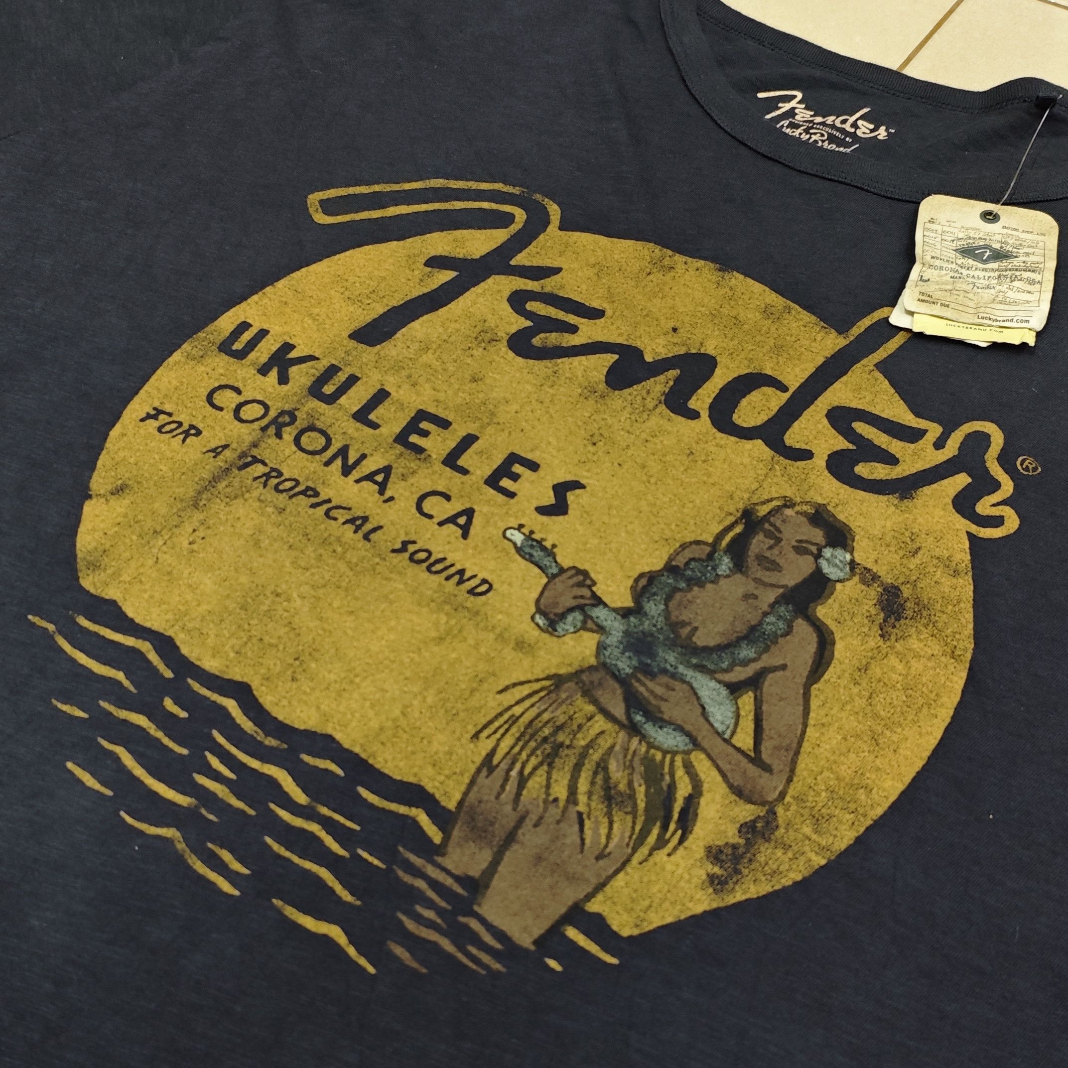 Fender FENDER X LUCKY BRAND Ukuleles Corona CA Hula Girl 3XL Tee Size US XXL / EU 58 / 5 - 9 Thumbnail