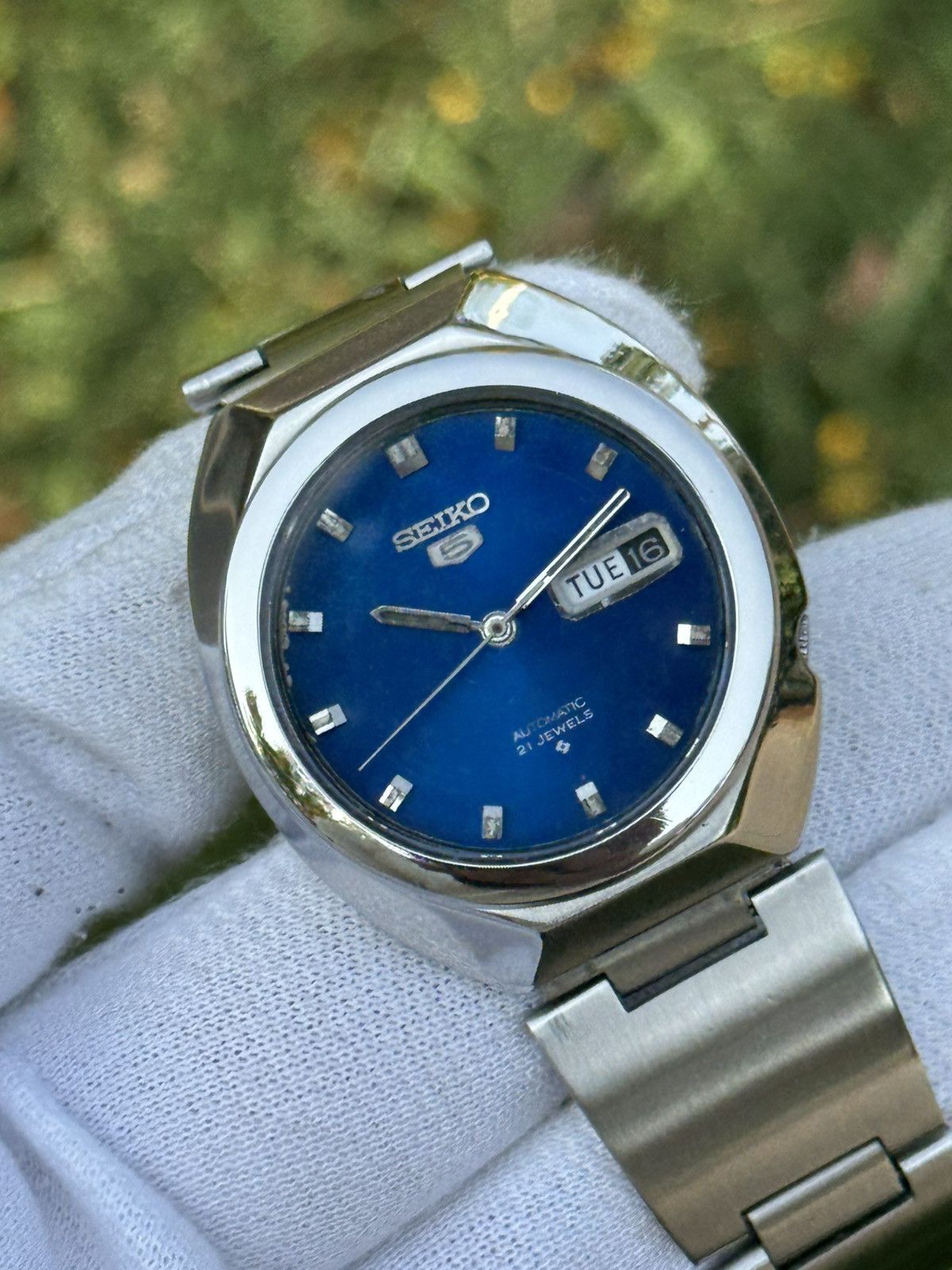Seiko Vintage Seiko 5 Automatic Blue sunburst Dial day/date watch Size 36 - 23 Thumbnail